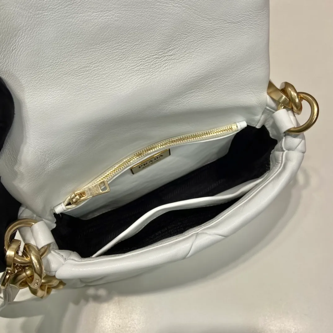 💰1700🎉New style🎉1BD292A🎉🎉 This System soft lambskin shoulder bag is decorated with a triangular pattern created with gorgeous stitching, highlighting the brand's craftsmanship. The flip cover design, chain handle evokes the association of jewelry/and is detachable. The metal lettering logo on the front is outlined with the iconic triangular stitching, and the brand style is immediately visible. Can be carried by hand/shoulder strap/cross-body, highly functional👍 If you like babies, hurry up and get it🎉🎉 Length 21x Height 15x Bottom 6.5cm🎉🎉🎉👏👏👏
