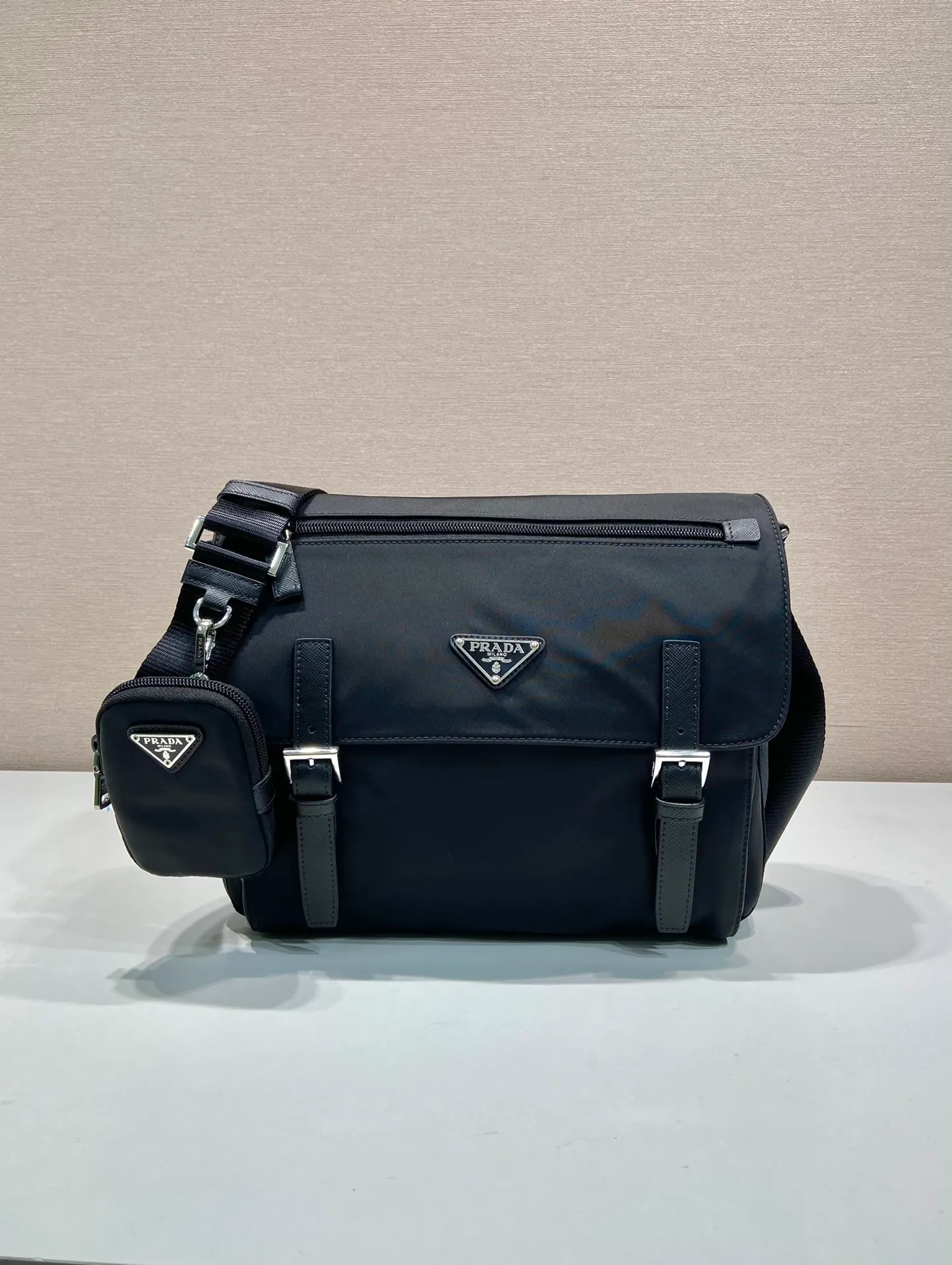 💰1160🎉Upgraded messenger bag🎉🎉1BD953B environmental protection label🎉 This shoulder bag is made of Re-Nylon regenerated nylon and equipped with spacious compartments and pockets. Comes with a removable pouch for added style. The back of the small bag is an environmentally friendly logo🎉Flip cover and buckle opening and closing, large capacity, fashionable and practical, and a popular style that will never go out of style🎉Hurry and get it Height: 20.5cm Width: 27cm Length: 12cm