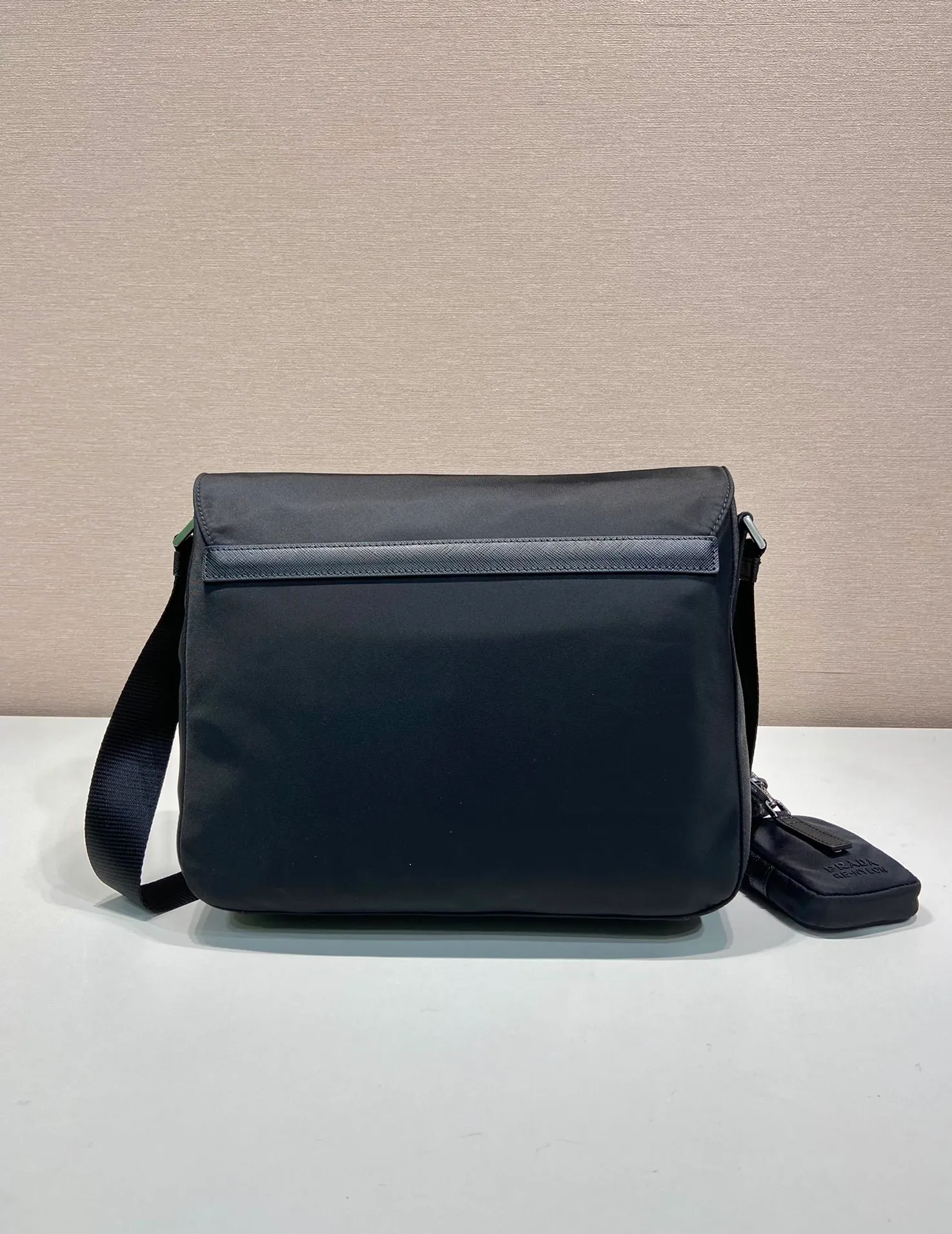💰1160🎉Upgraded messenger bag🎉🎉1BD953B environmental protection label🎉 This shoulder bag is made of Re-Nylon regenerated nylon and equipped with spacious compartments and pockets. Comes with a removable pouch for added style. The back of the small bag is an environmentally friendly logo🎉Flip cover and buckle opening and closing, large capacity, fashionable and practical, and a popular style that will never go out of style🎉Hurry and get it Height: 20.5cm Width: 27cm Length: 12cm