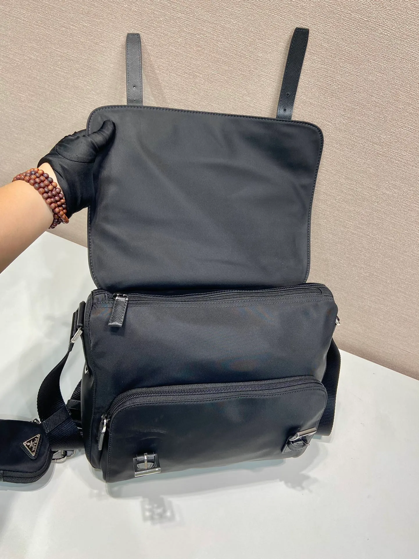 💰1160🎉Upgraded messenger bag🎉🎉1BD953B environmental protection label🎉 This shoulder bag is made of Re-Nylon regenerated nylon and equipped with spacious compartments and pockets. Comes with a removable pouch for added style. The back of the small bag is an environmentally friendly logo🎉Flip cover and buckle opening and closing, large capacity, fashionable and practical, and a popular style that will never go out of style🎉Hurry and get it Height: 20.5cm Width: 27cm Length: 12cm