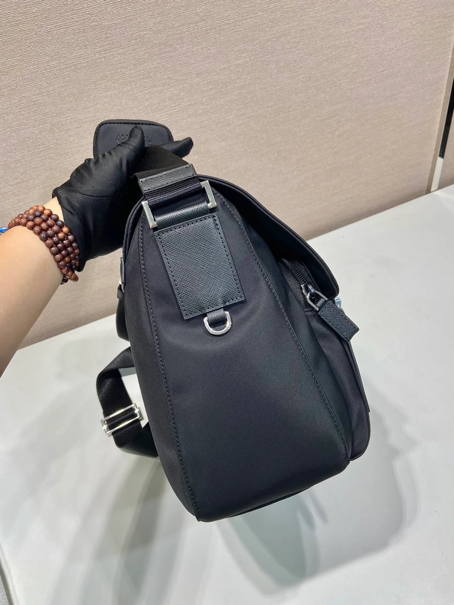 💰1160🎉Upgraded messenger bag🎉🎉1BD953B environmental protection label🎉 This shoulder bag is made of Re-Nylon regenerated nylon and equipped with spacious compartments and pockets. Comes with a removable pouch for added style. The back of the small bag is an environmentally friendly logo🎉Flip cover and buckle opening and closing, large capacity, fashionable and practical, and a popular style that will never go out of style🎉Hurry and get it Height: 20.5cm Width: 27cm Length: 12cm