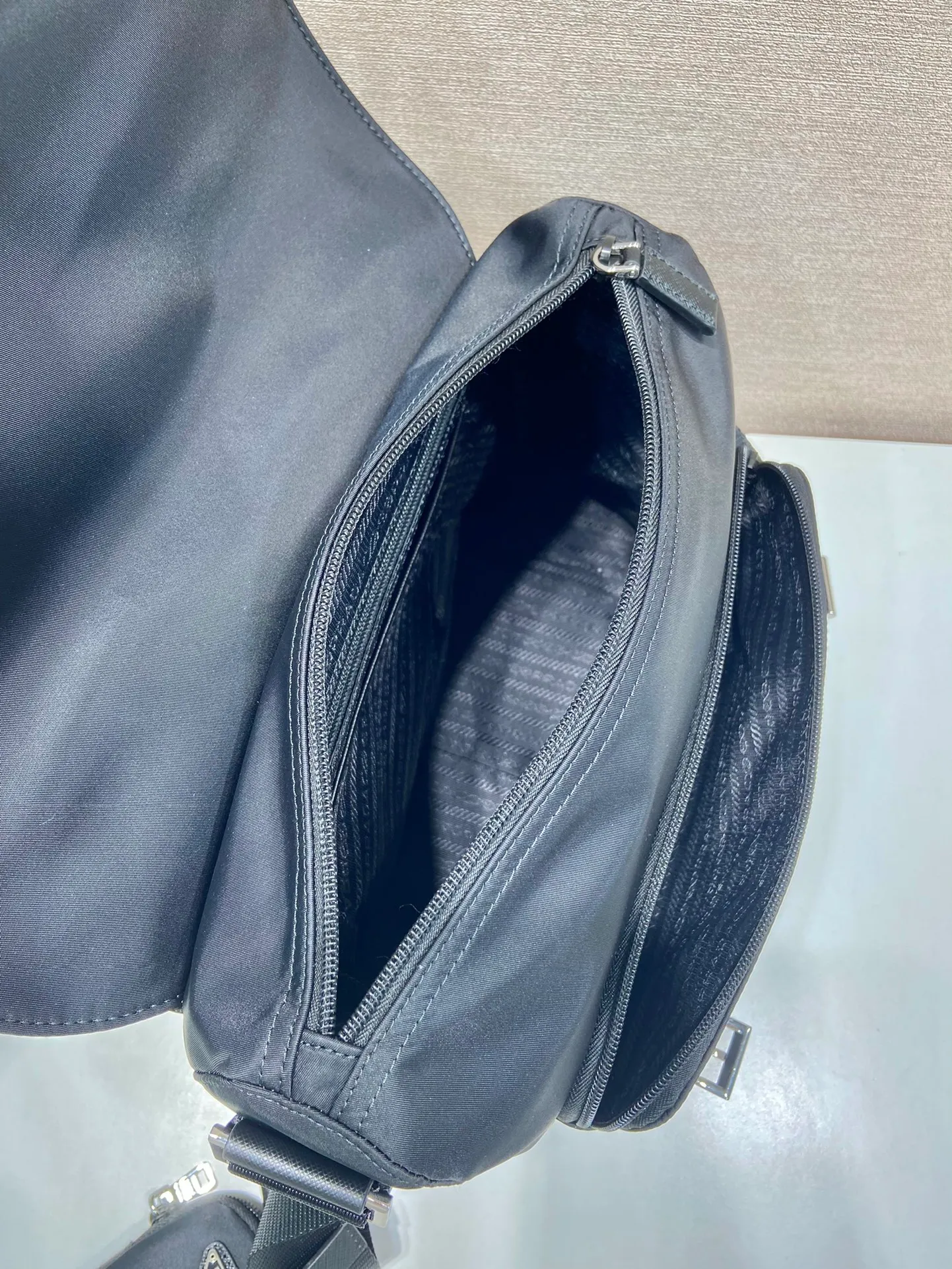 💰1160🎉Upgraded messenger bag🎉🎉1BD953B environmental protection label🎉 This shoulder bag is made of Re-Nylon regenerated nylon and equipped with spacious compartments and pockets. Comes with a removable pouch for added style. The back of the small bag is an environmentally friendly logo🎉Flip cover and buckle opening and closing, large capacity, fashionable and practical, and a popular style that will never go out of style🎉Hurry and get it Height: 20.5cm Width: 27cm Length: 12cm