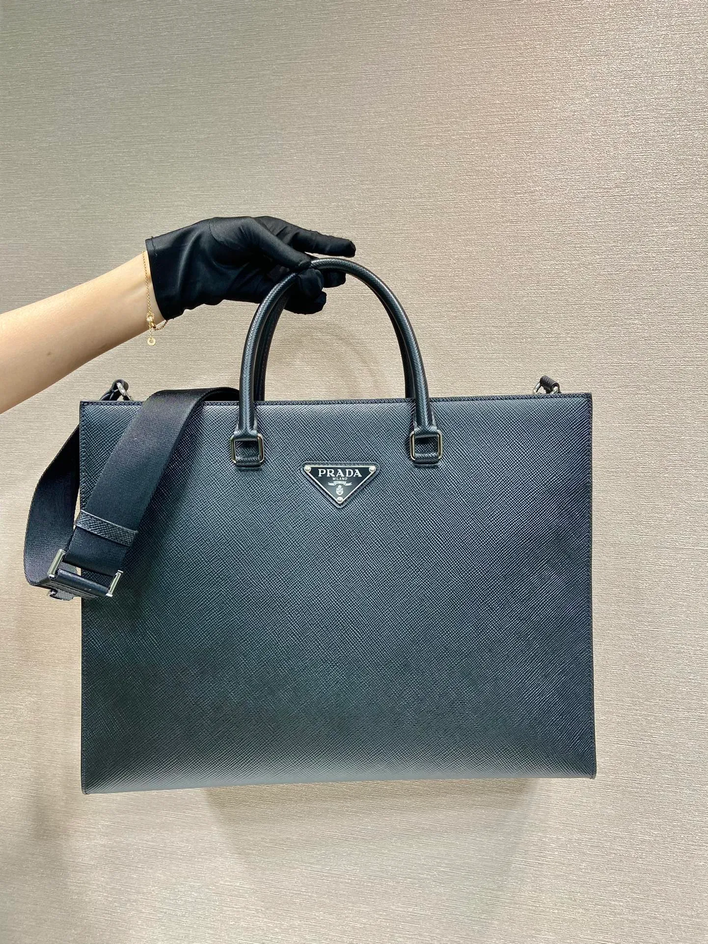 💰2100🎉New Briefcase🎉🎉2VG101🎉 This elegant and exquisite briefcase is equipped with a detachable nylon shoulder strap, creating a functional opening design. The bag body is made of branded Saffiano leather, which is simple and elegant, and the upper body effect is very cool. Another popular style that will never go out of style🎉🎉 Length 40x Height 30x Bottom 9cm🎉🎉🎉👏👏👏