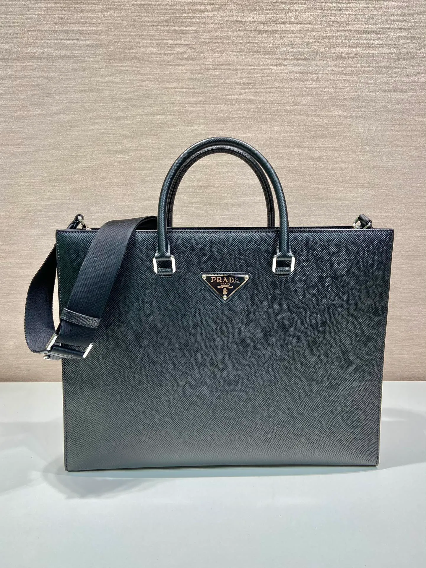 💰2100🎉New Briefcase🎉🎉2VG101🎉 This elegant and exquisite briefcase is equipped with a detachable nylon shoulder strap, creating a functional opening design. The bag body is made of branded Saffiano leather, which is simple and elegant, and the upper body effect is very cool. Another popular style that will never go out of style🎉🎉 Length 40x Height 30x Bottom 9cm🎉🎉🎉👏👏👏