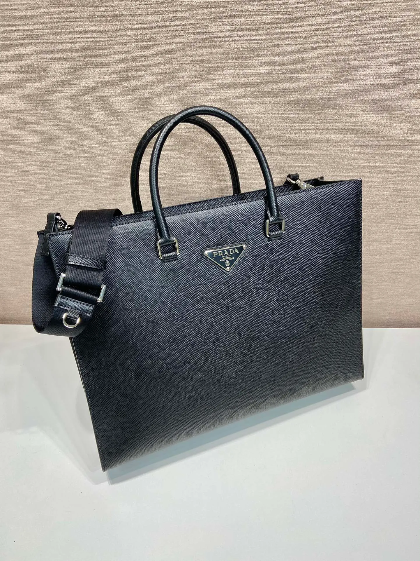 💰2100🎉New Briefcase🎉🎉2VG101🎉 This elegant and exquisite briefcase is equipped with a detachable nylon shoulder strap, creating a functional opening design. The bag body is made of branded Saffiano leather, which is simple and elegant, and the upper body effect is very cool. Another popular style that will never go out of style🎉🎉 Length 40x Height 30x Bottom 9cm🎉🎉🎉👏👏👏