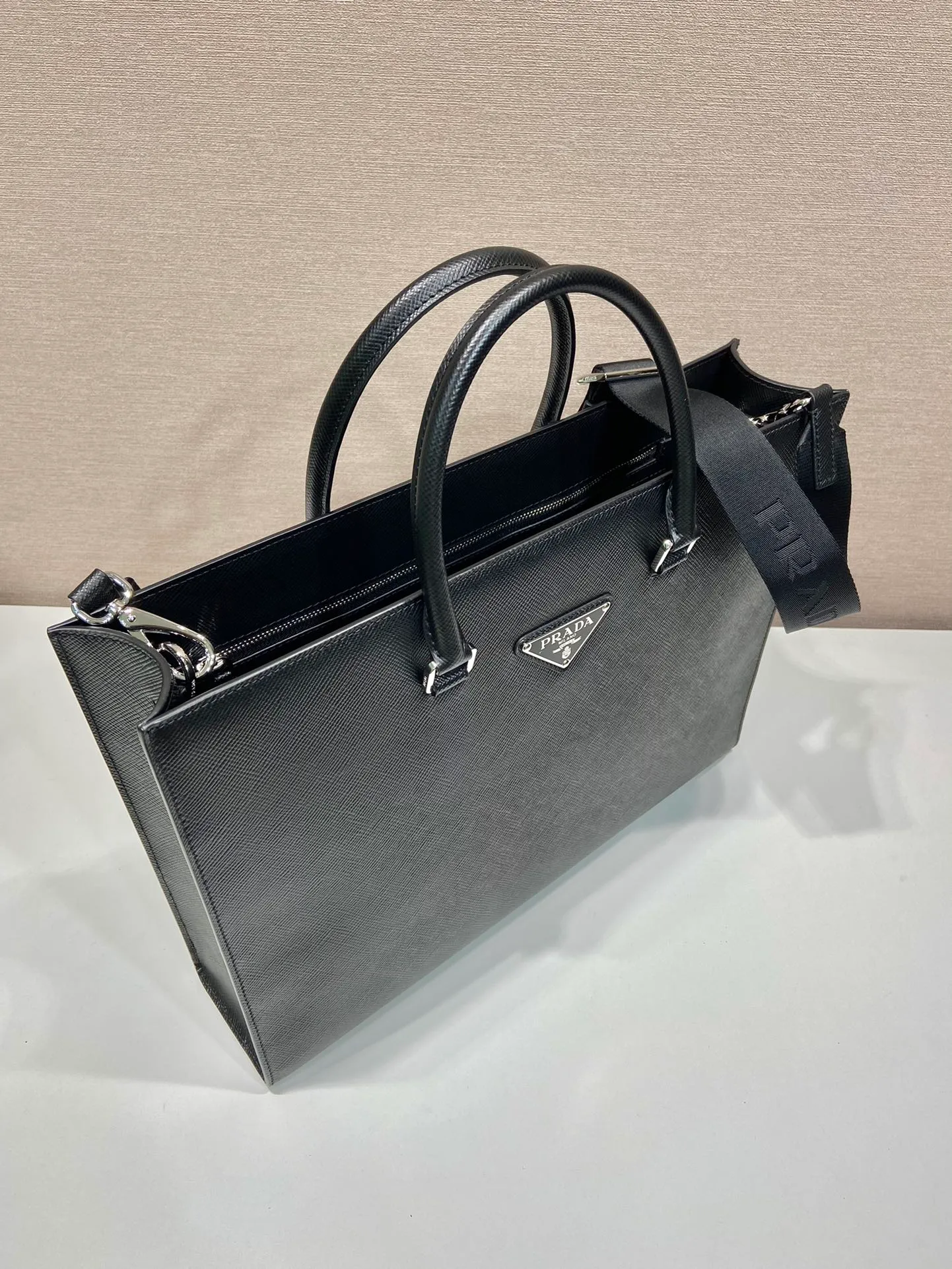 💰2100🎉New Briefcase🎉🎉2VG101🎉 This elegant and exquisite briefcase is equipped with a detachable nylon shoulder strap, creating a functional opening design. The bag body is made of branded Saffiano leather, which is simple and elegant, and the upper body effect is very cool. Another popular style that will never go out of style🎉🎉 Length 40x Height 30x Bottom 9cm🎉🎉🎉👏👏👏