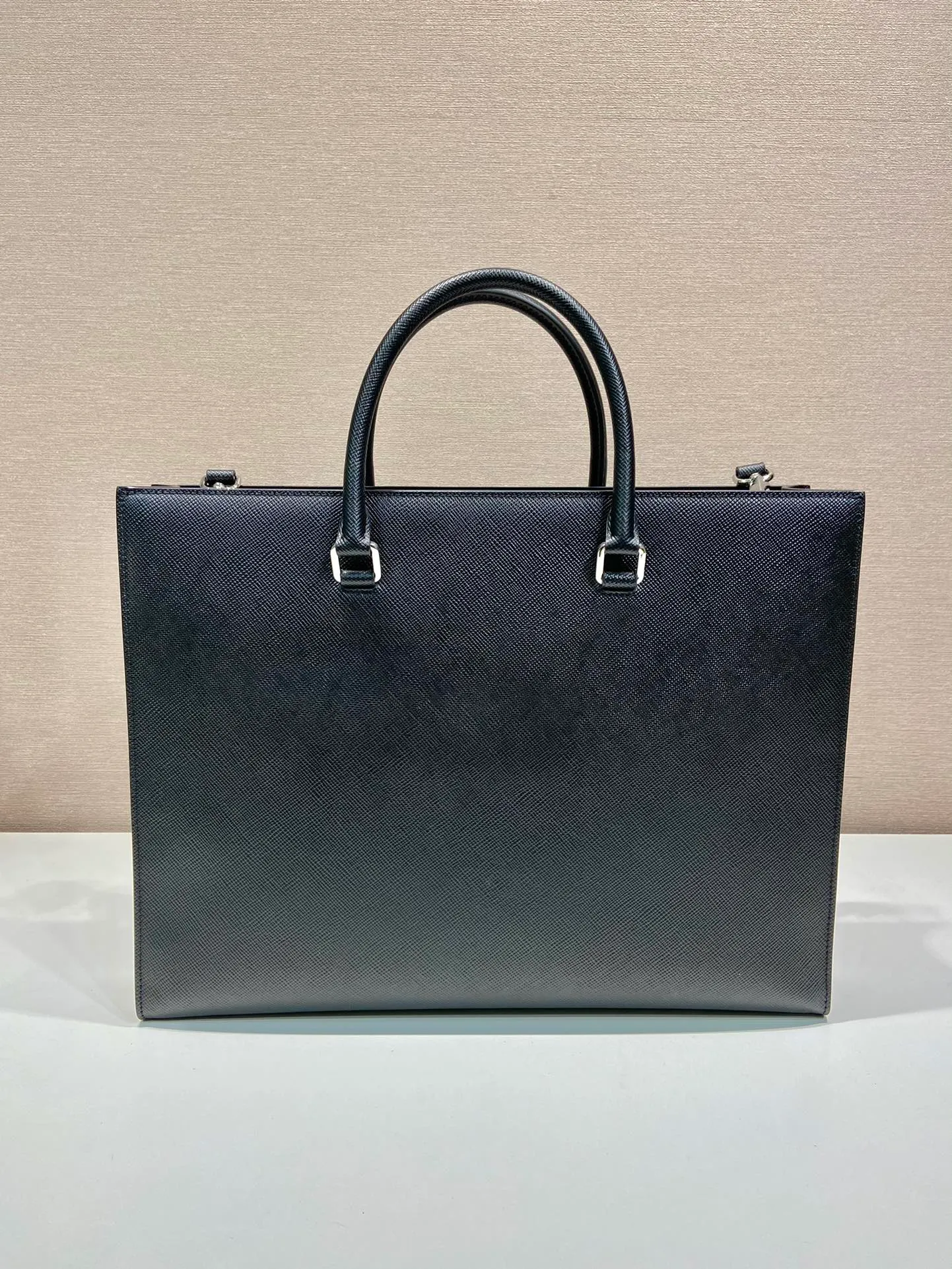 💰2100🎉New Briefcase🎉🎉2VG101🎉 This elegant and exquisite briefcase is equipped with a detachable nylon shoulder strap, creating a functional opening design. The bag body is made of branded Saffiano leather, which is simple and elegant, and the upper body effect is very cool. Another popular style that will never go out of style🎉🎉 Length 40x Height 30x Bottom 9cm🎉🎉🎉👏👏👏