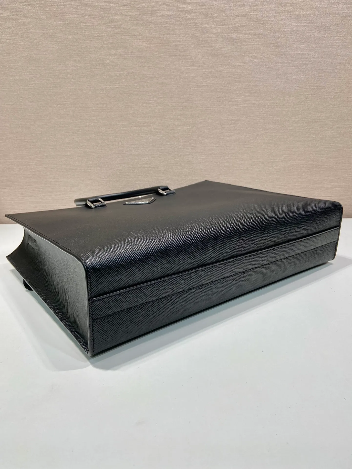 💰2100🎉New Briefcase🎉🎉2VG101🎉 This elegant and exquisite briefcase is equipped with a detachable nylon shoulder strap, creating a functional opening design. The bag body is made of branded Saffiano leather, which is simple and elegant, and the upper body effect is very cool. Another popular style that will never go out of style🎉🎉 Length 40x Height 30x Bottom 9cm🎉🎉🎉👏👏👏