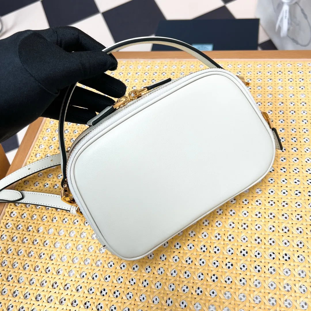 💰1500✨New product launch✨2023 new Odette series shoulder bag 1BH203 is made of exquisite calf leather and decorated with the iconic triangle logo. It adopts a multi-functional structured design. It comes with a handbag that can be carried by hand. The shoulder strap is adjustable and can be worn as a crossbody. The overall style of the bag is simple and elegant. Fashion and retro style are combined. The inner compartment capacity is also great. A new fashion trend-setter that combines retro fashion and practicality😘 Size 18.5*13*6 White