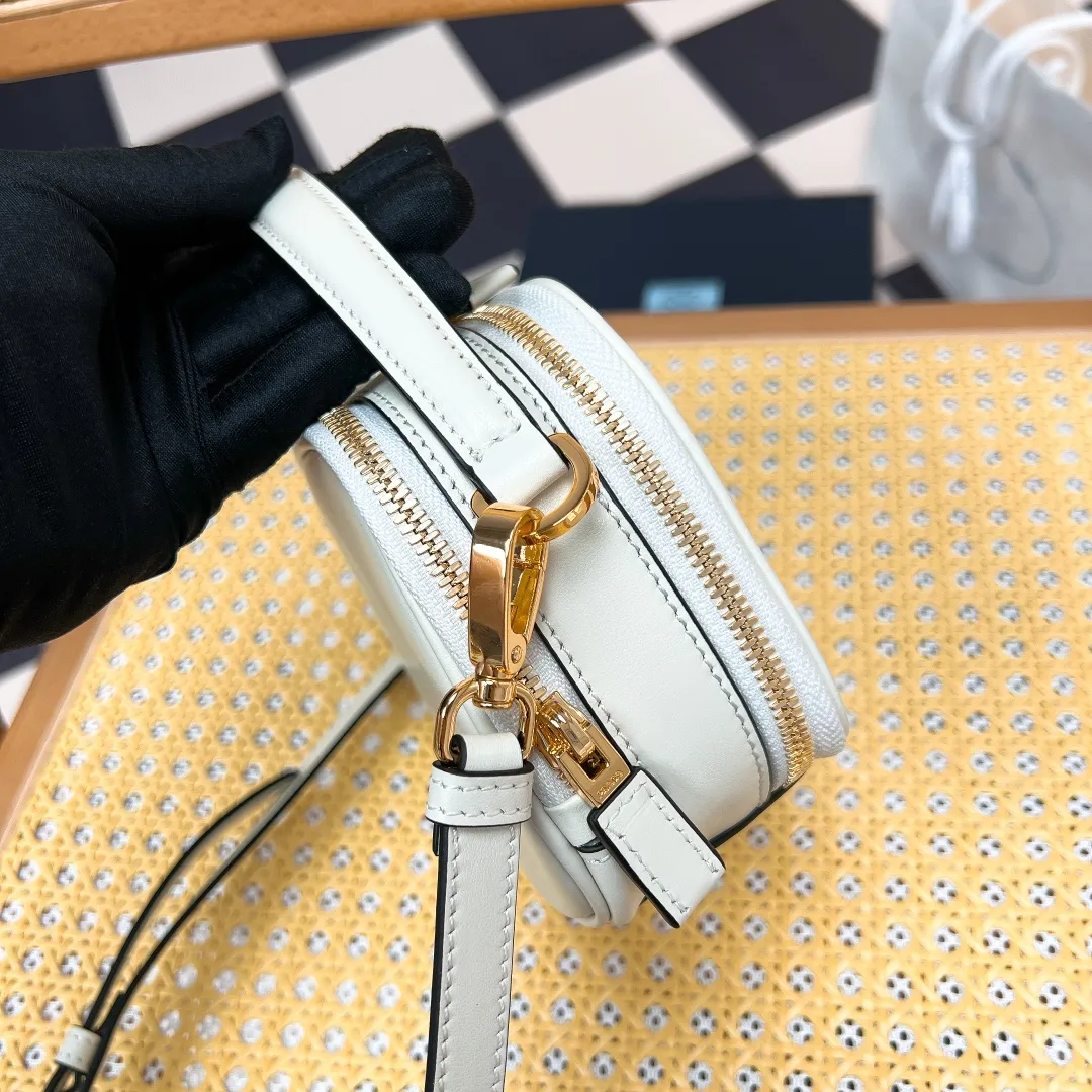 💰1500✨New product launch✨2023 new Odette series shoulder bag 1BH203 is made of exquisite calf leather and decorated with the iconic triangle logo. It adopts a multi-functional structured design. It comes with a handbag that can be carried by hand. The shoulder strap is adjustable and can be worn as a crossbody. The overall style of the bag is simple and elegant. Fashion and retro style are combined. The inner compartment capacity is also great. A new fashion trend-setter that combines retro fashion and practicality😘 Size 18.5*13*6 White