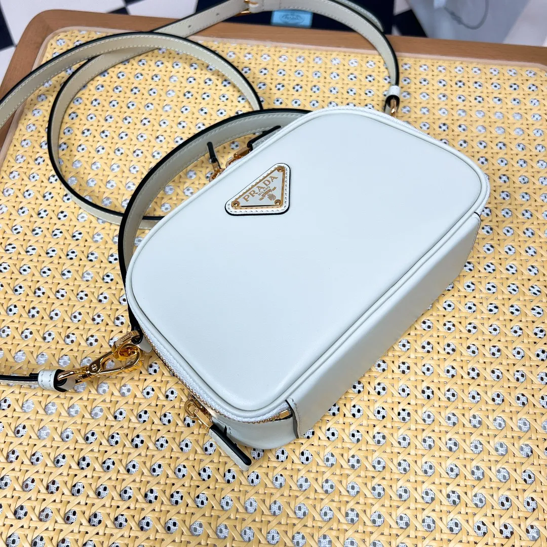 💰1500✨New product launch✨2023 new Odette series shoulder bag 1BH203 is made of exquisite calf leather and decorated with the iconic triangle logo. It adopts a multi-functional structured design. It comes with a handbag that can be carried by hand. The shoulder strap is adjustable and can be worn as a crossbody. The overall style of the bag is simple and elegant. Fashion and retro style are combined. The inner compartment capacity is also great. A new fashion trend-setter that combines retro fashion and practicality😘 Size 18.5*13*6 White