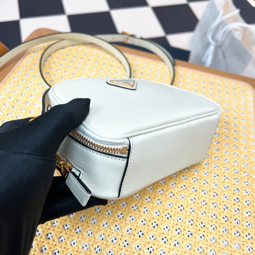 💰1500✨New product launch✨2023 new Odette series shoulder bag 1BH203 is made of exquisite calf leather and decorated with the iconic triangle logo. It adopts a multi-functional structured design. It comes with a handbag that can be carried by hand. The shoulder strap is adjustable and can be worn as a crossbody. The overall style of the bag is simple and elegant. Fashion and retro style are combined. The inner compartment capacity is also great. A new fashion trend-setter that combines retro fashion and practicality😘 Size 18.5*13*6 White