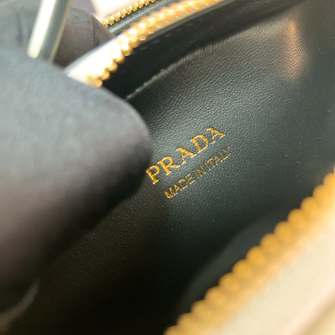 💰1500✨New product launch✨2023 new Odette series shoulder bag 1BH203 is made of exquisite calf leather and decorated with the iconic triangle logo. It adopts a multi-functional structured design. It comes with a handbag that can be carried by hand. The shoulder strap is adjustable and can be worn as a crossbody. The overall style of the bag is simple and elegant. Fashion and retro style are combined. The inner compartment capacity is also great. A new fashion trend-setter that combines retro fashion and practicality😘 Size 18.5*13*6 White