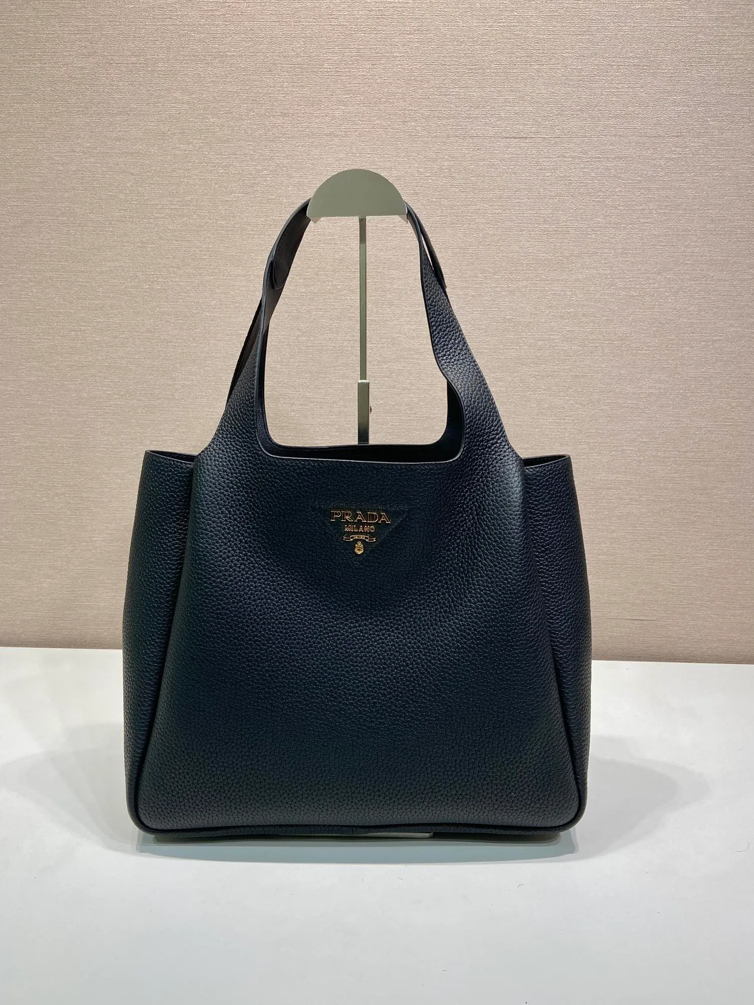 💰1900🎉Large vegetable basket🎉1BG338 large gold hardware🎉🎉 This large vegetable basket is made of soft and fine calfskin tote underarm bag, with imported sheepskin inside, and top-grade white hardware. The overall feel is very soft/lightweight😘😘There are many compartments, it can be carried by hand or used as a liquid bag, and it can be matched with different clothes. So beautiful😘😘Hurry up and get it🙊 Length 32x height 27x bottom 14cm👏👏👏💰💰💰