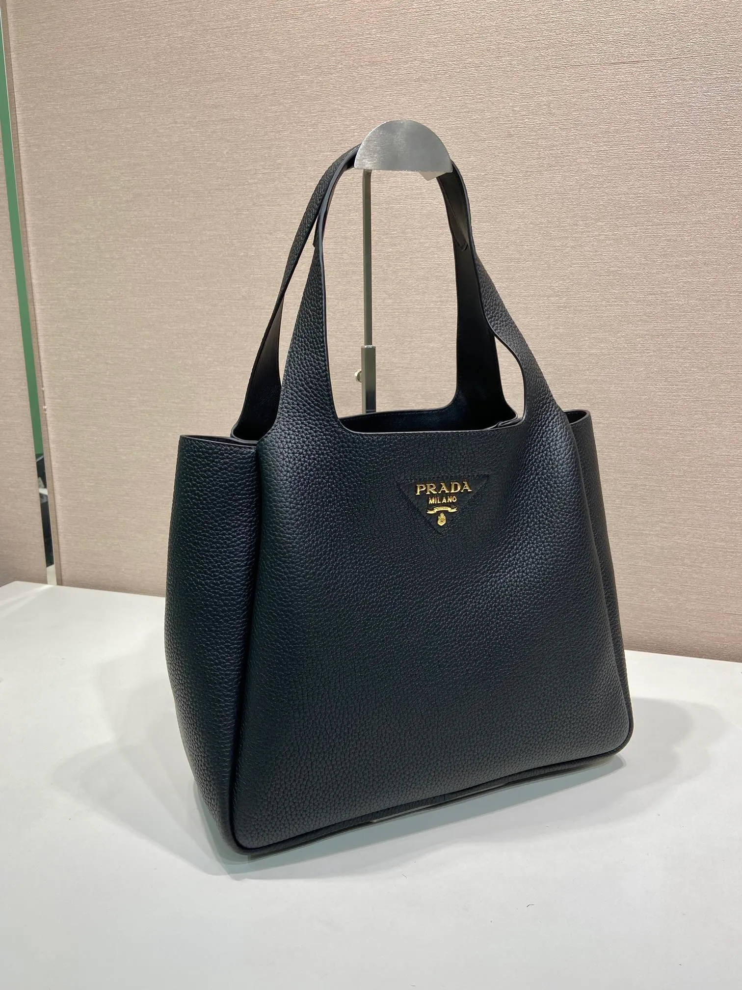 💰1900🎉Large vegetable basket🎉1BG338 large gold hardware🎉🎉 This large vegetable basket is made of soft and fine calfskin tote underarm bag, with imported sheepskin inside, and top-grade white hardware. The overall feel is very soft/lightweight😘😘There are many compartments, it can be carried by hand or used as a liquid bag, and it can be matched with different clothes. So beautiful😘😘Hurry up and get it🙊 Length 32x height 27x bottom 14cm👏👏👏💰💰💰