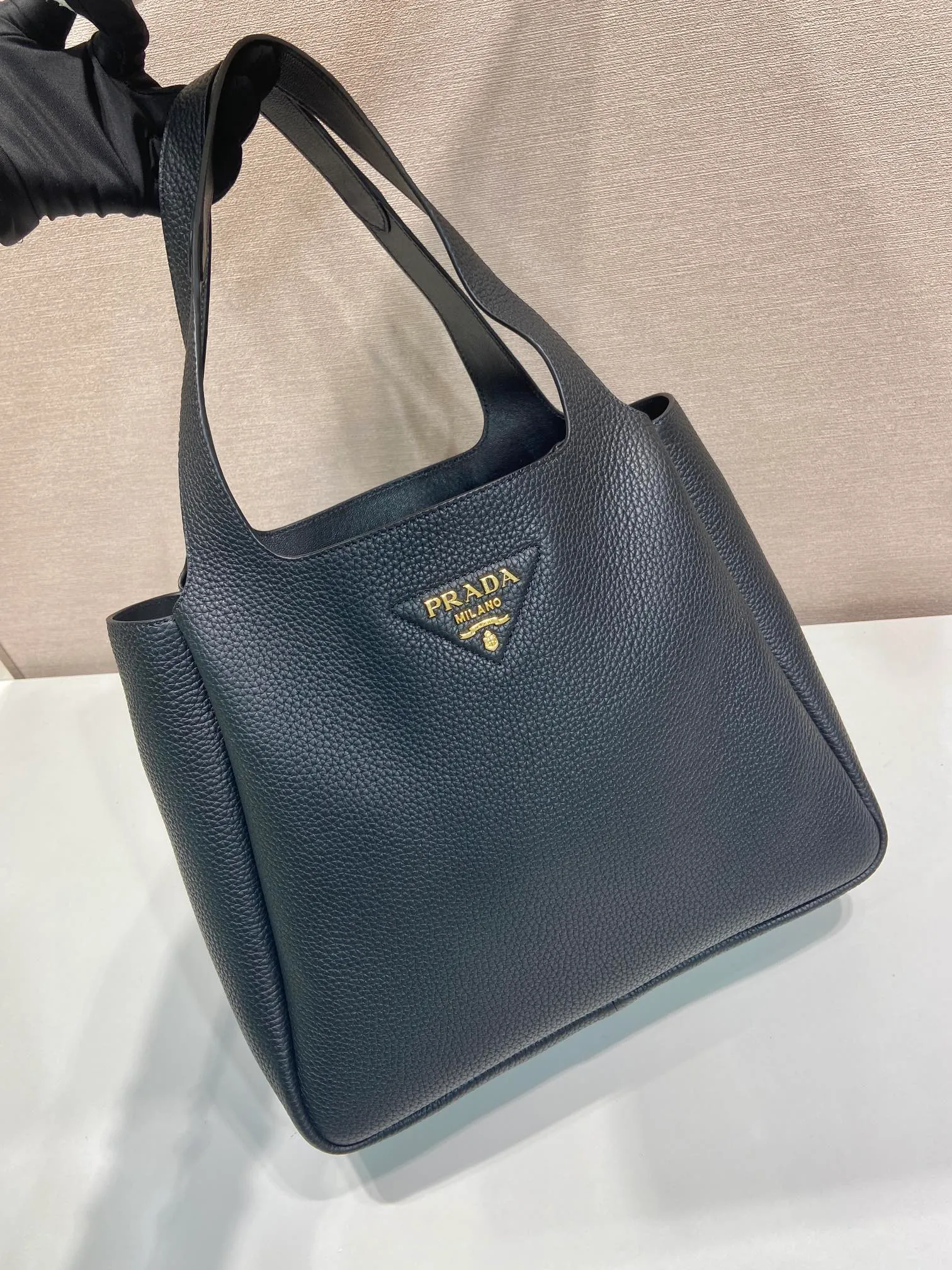 💰1900🎉Large vegetable basket🎉1BG338 large gold hardware🎉🎉 This large vegetable basket is made of soft and fine calfskin tote underarm bag, with imported sheepskin inside, and top-grade white hardware. The overall feel is very soft/lightweight😘😘There are many compartments, it can be carried by hand or used as a liquid bag, and it can be matched with different clothes. So beautiful😘😘Hurry up and get it🙊 Length 32x height 27x bottom 14cm👏👏👏💰💰💰