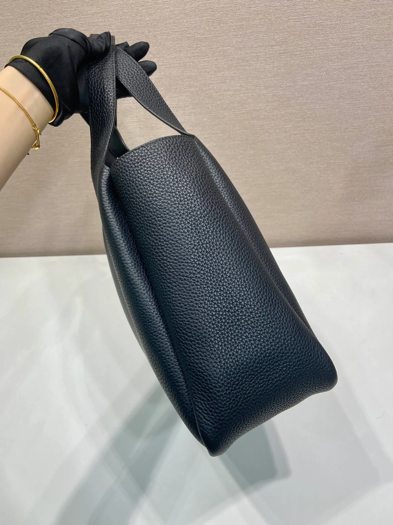 💰1900🎉Large vegetable basket🎉1BG338 large gold hardware🎉🎉 This large vegetable basket is made of soft and fine calfskin tote underarm bag, with imported sheepskin inside, and top-grade white hardware. The overall feel is very soft/lightweight😘😘There are many compartments, it can be carried by hand or used as a liquid bag, and it can be matched with different clothes. So beautiful😘😘Hurry up and get it🙊 Length 32x height 27x bottom 14cm👏👏👏💰💰💰