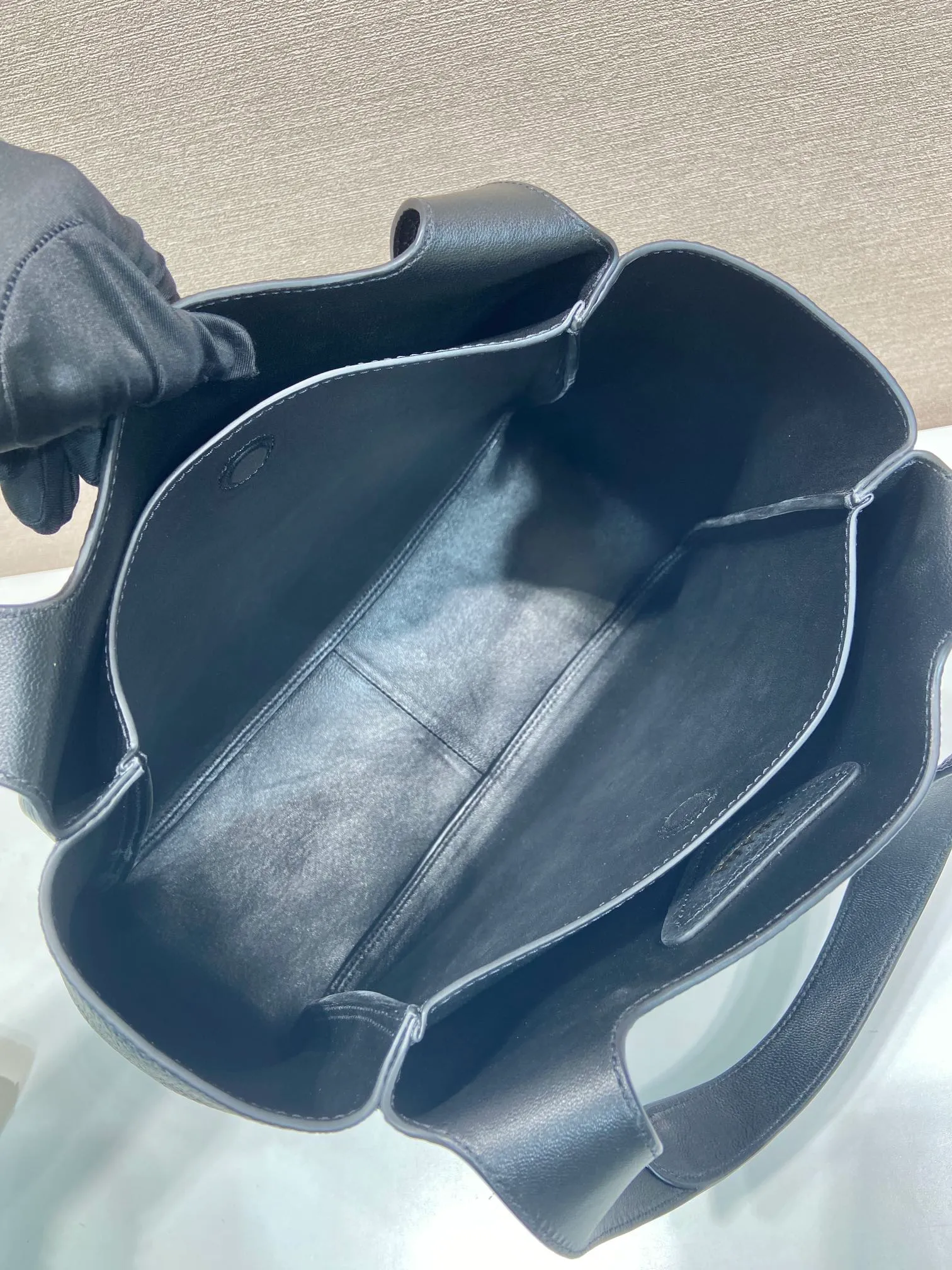 💰1900🎉Large vegetable basket🎉1BG338 large gold hardware🎉🎉 This large vegetable basket is made of soft and fine calfskin tote underarm bag, with imported sheepskin inside, and top-grade white hardware. The overall feel is very soft/lightweight😘😘There are many compartments, it can be carried by hand or used as a liquid bag, and it can be matched with different clothes. So beautiful😘😘Hurry up and get it🙊 Length 32x height 27x bottom 14cm👏👏👏💰💰💰