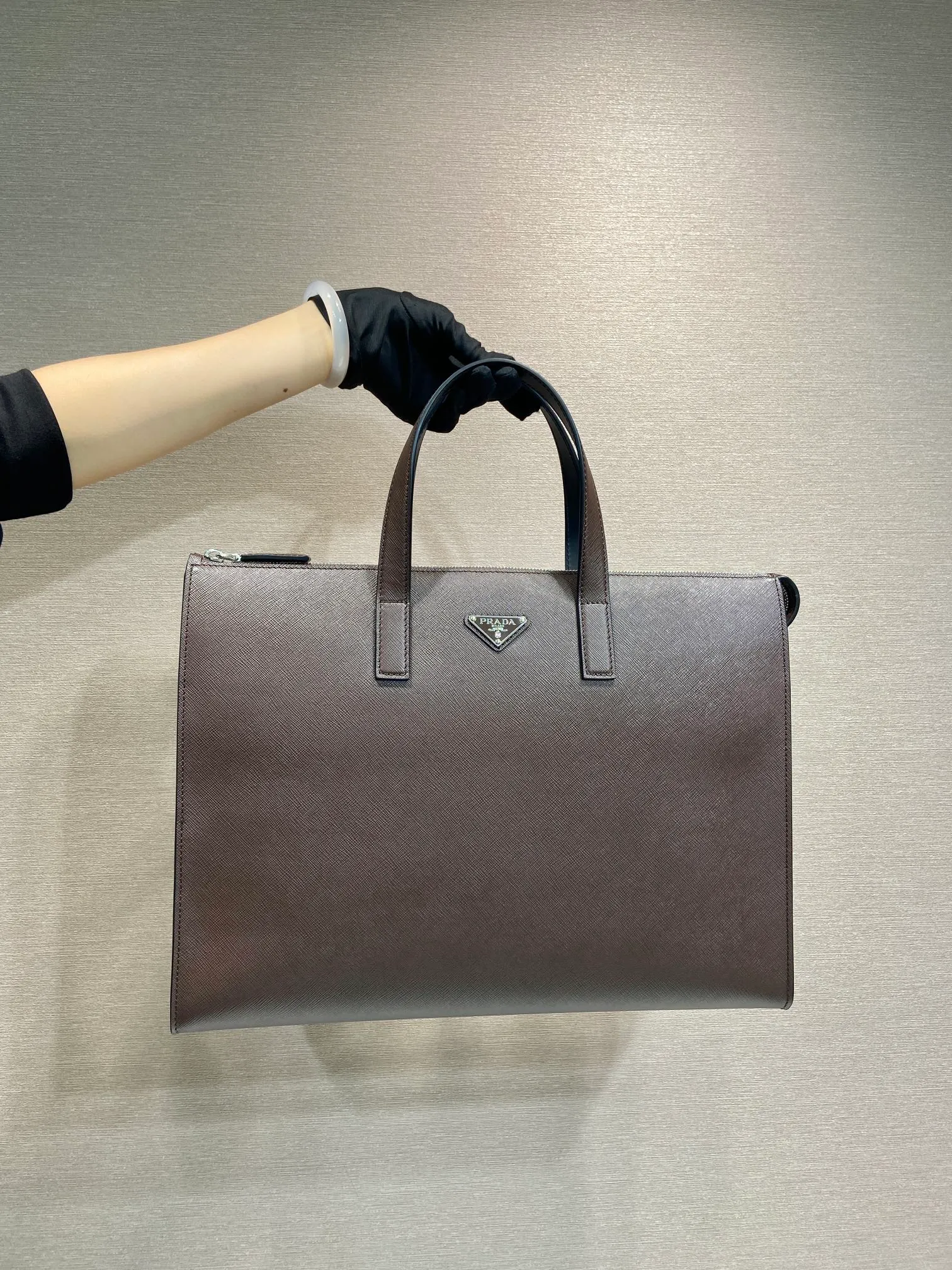 💰1960🎉New briefcase🎉2VG039🎉🎉Dark coffee color🎉🎉 This simple tote bag combines modernism and classicism. It is decorated with a triangular logo and imported cross patterns, which has a striking brand style. Simple and elegant, men, hurry up and get it, it is another popular style that will never go out of style🎉🎉 Length 40x Height 40x Bottom 9cm