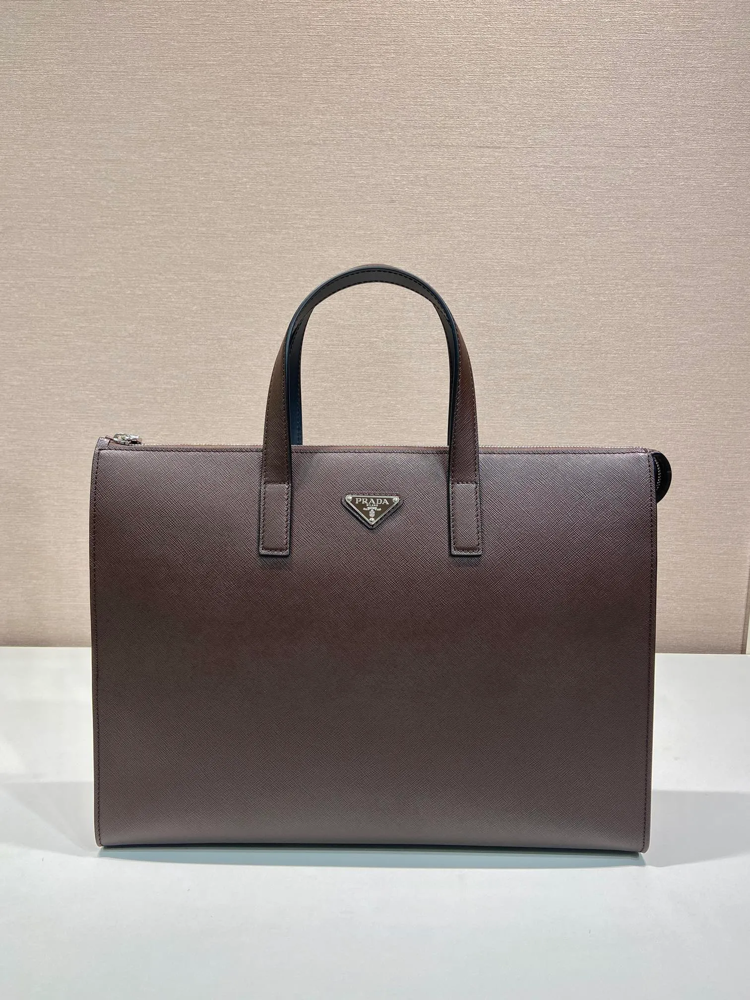 💰1960🎉New briefcase🎉2VG039🎉🎉Dark coffee color🎉🎉 This simple tote bag combines modernism and classicism. It is decorated with a triangular logo and imported cross patterns, which has a striking brand style. Simple and elegant, men, hurry up and get it, it is another popular style that will never go out of style🎉🎉 Length 40x Height 40x Bottom 9cm