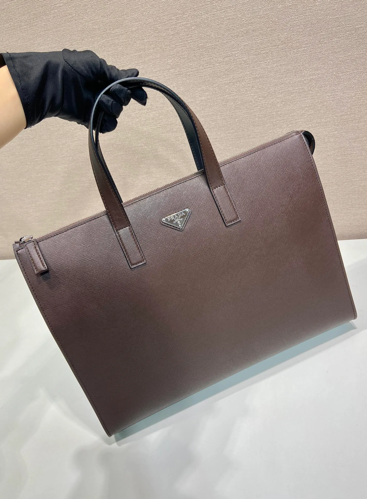 💰1960🎉New briefcase🎉2VG039🎉🎉Dark coffee color🎉🎉 This simple tote bag combines modernism and classicism. It is decorated with a triangular logo and imported cross patterns, which has a striking brand style. Simple and elegant, men, hurry up and get it, it is another popular style that will never go out of style🎉🎉 Length 40x Height 40x Bottom 9cm