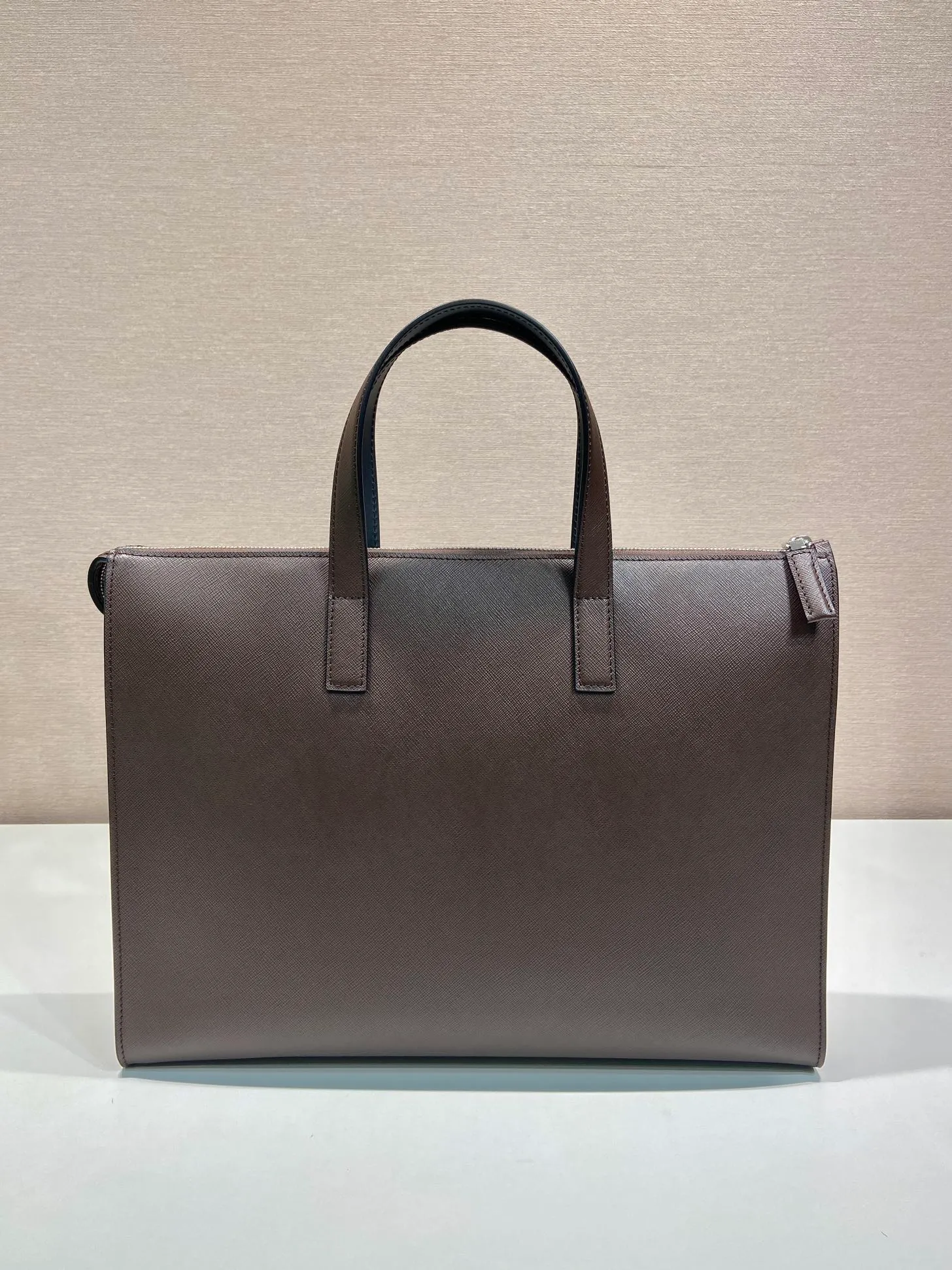 💰1960🎉New briefcase🎉2VG039🎉🎉Dark coffee color🎉🎉 This simple tote bag combines modernism and classicism. It is decorated with a triangular logo and imported cross patterns, which has a striking brand style. Simple and elegant, men, hurry up and get it, it is another popular style that will never go out of style🎉🎉 Length 40x Height 40x Bottom 9cm