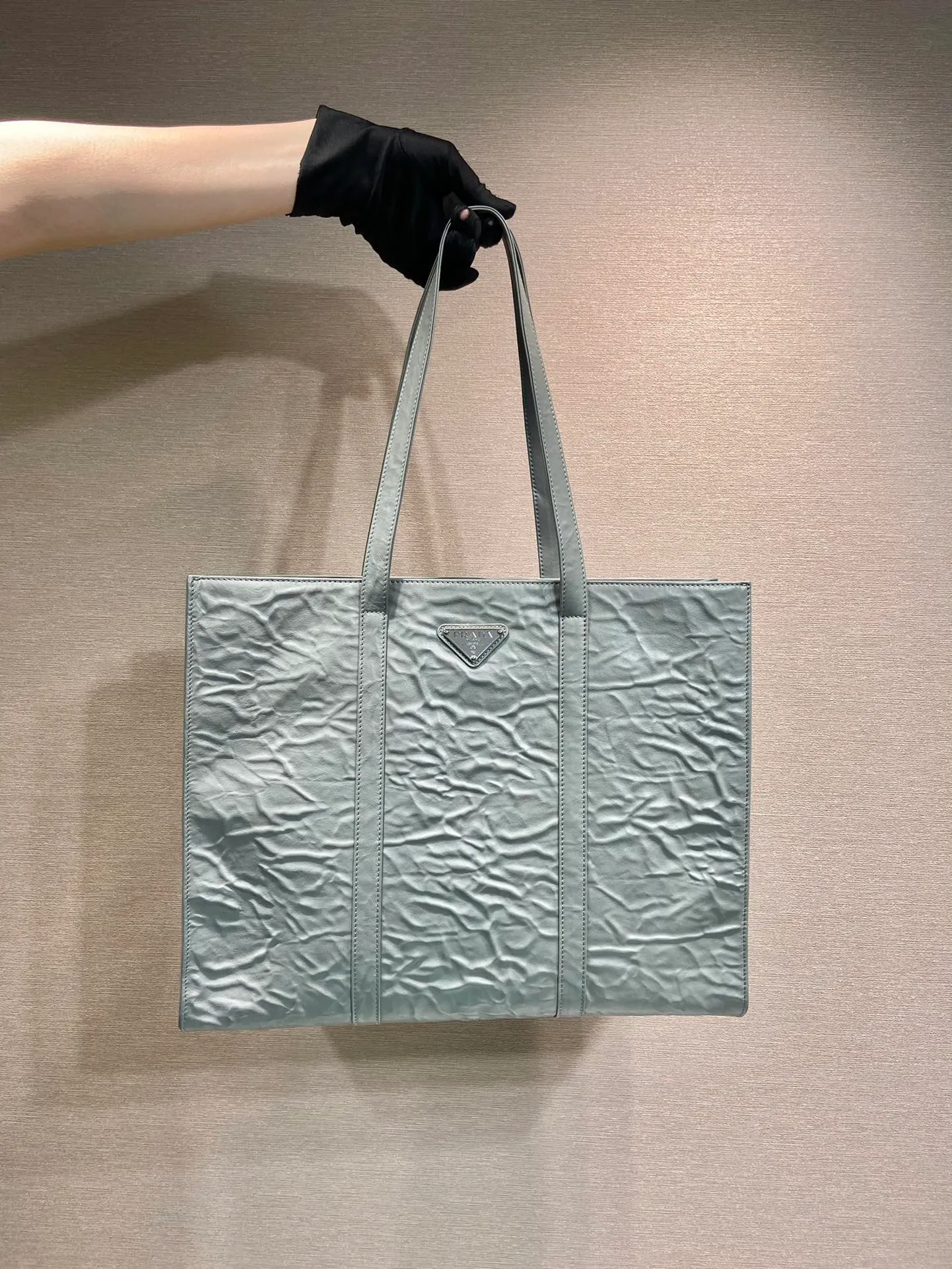 💰2000🎉New Tote Bag🎉1BG460🎉🎉 This casual style tote bag is made of natural textured glossy soft sheepskin. The hand-draped effect contrasts sharply with the concept of precise construction, reinterpreting unrestrained everyday objects. It has a very large capacity, is lightweight and practical, has a cool and handsome upper body effect, and is suitable for both men and women. If you like babies, hurry up and get it🎉🎉 Length 39x Height 31x Bottom 10cm
