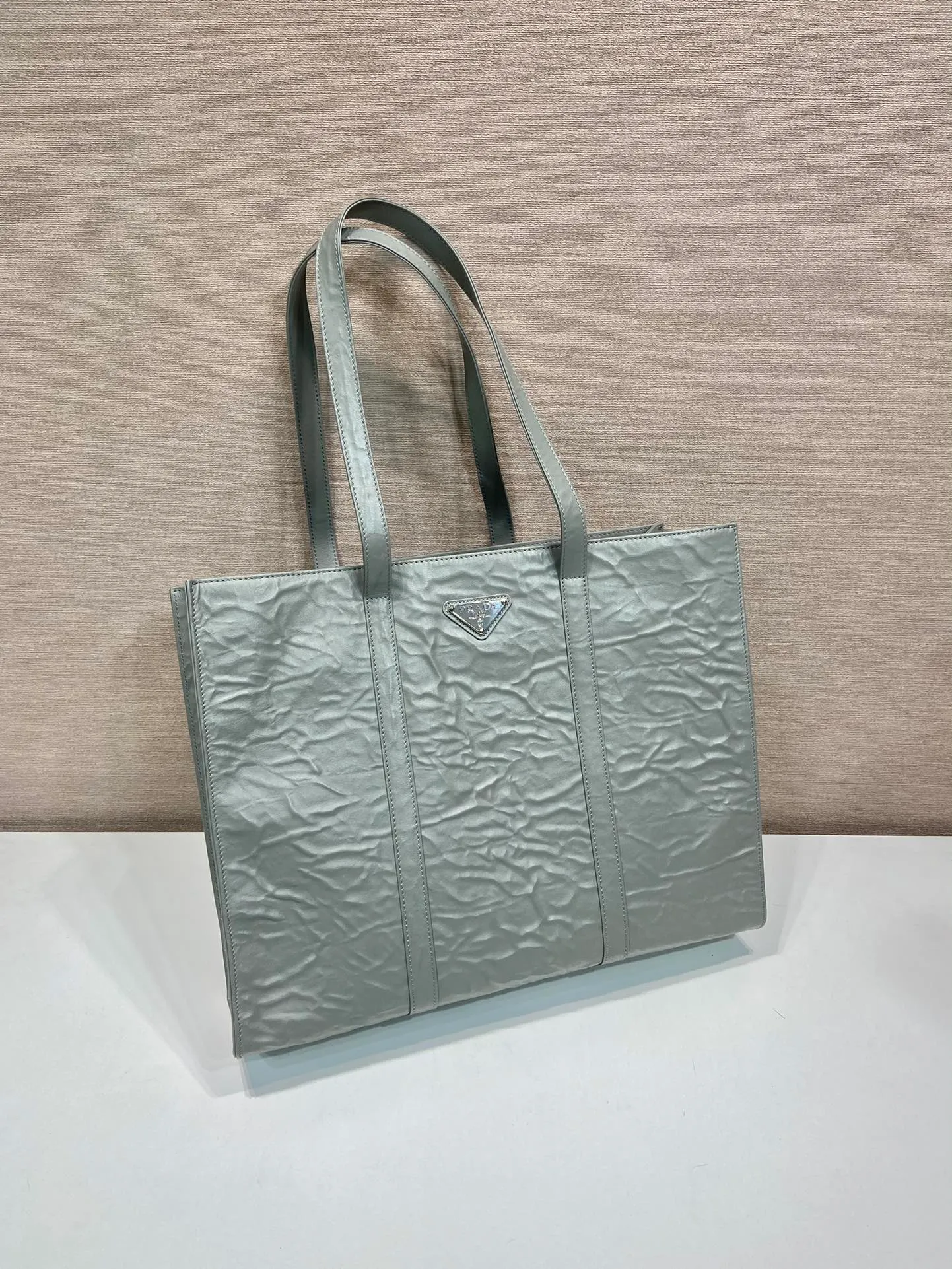 💰2000🎉New Tote Bag🎉1BG460🎉🎉 This casual style tote bag is made of natural textured glossy soft sheepskin. The hand-draped effect contrasts sharply with the concept of precise construction, reinterpreting unrestrained everyday objects. It has a very large capacity, is lightweight and practical, has a cool and handsome upper body effect, and is suitable for both men and women. If you like babies, hurry up and get it🎉🎉 Length 39x Height 31x Bottom 10cm