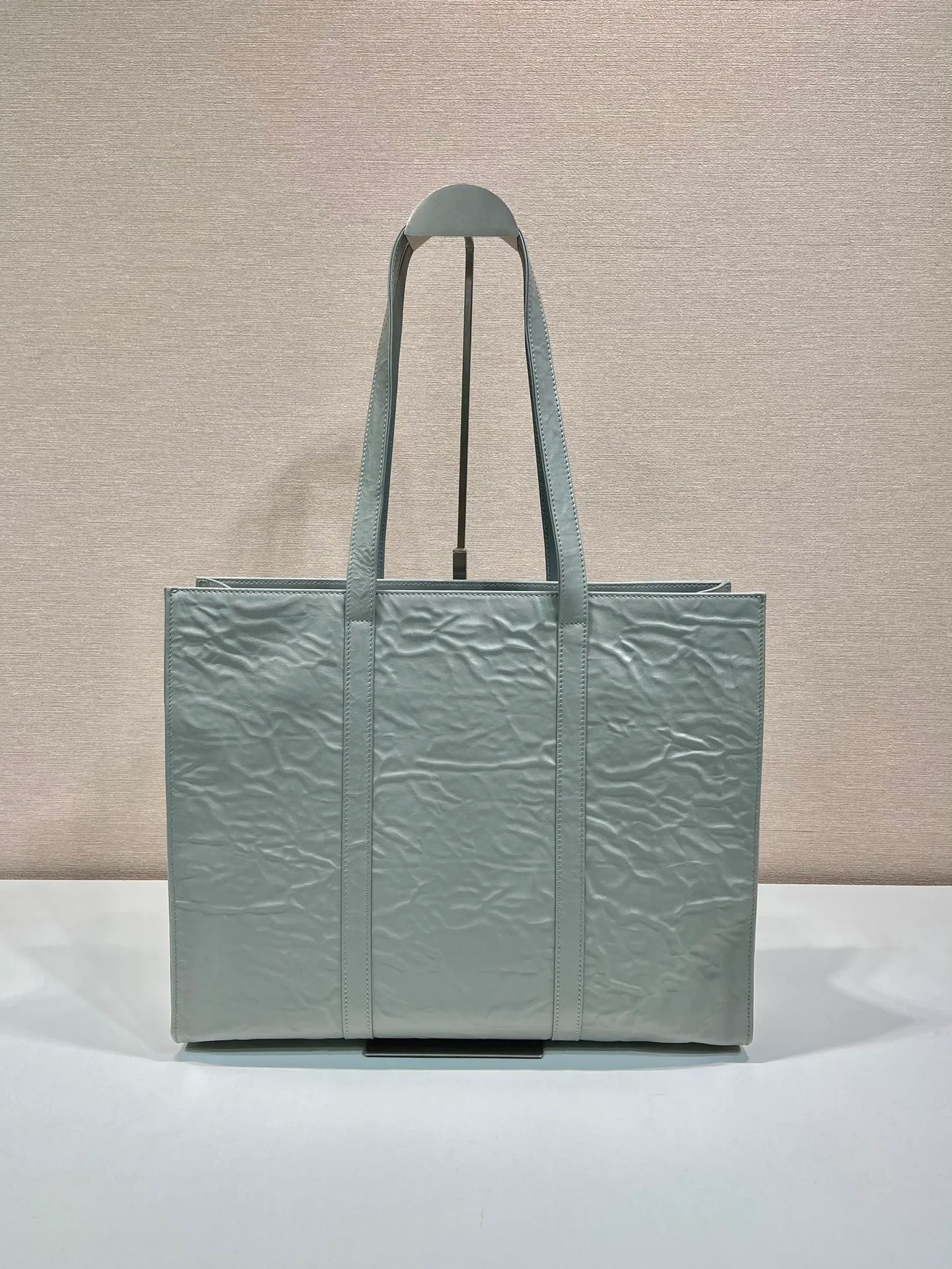 💰2000🎉New Tote Bag🎉1BG460🎉🎉 This casual style tote bag is made of natural textured glossy soft sheepskin. The hand-draped effect contrasts sharply with the concept of precise construction, reinterpreting unrestrained everyday objects. It has a very large capacity, is lightweight and practical, has a cool and handsome upper body effect, and is suitable for both men and women. If you like babies, hurry up and get it🎉🎉 Length 39x Height 31x Bottom 10cm