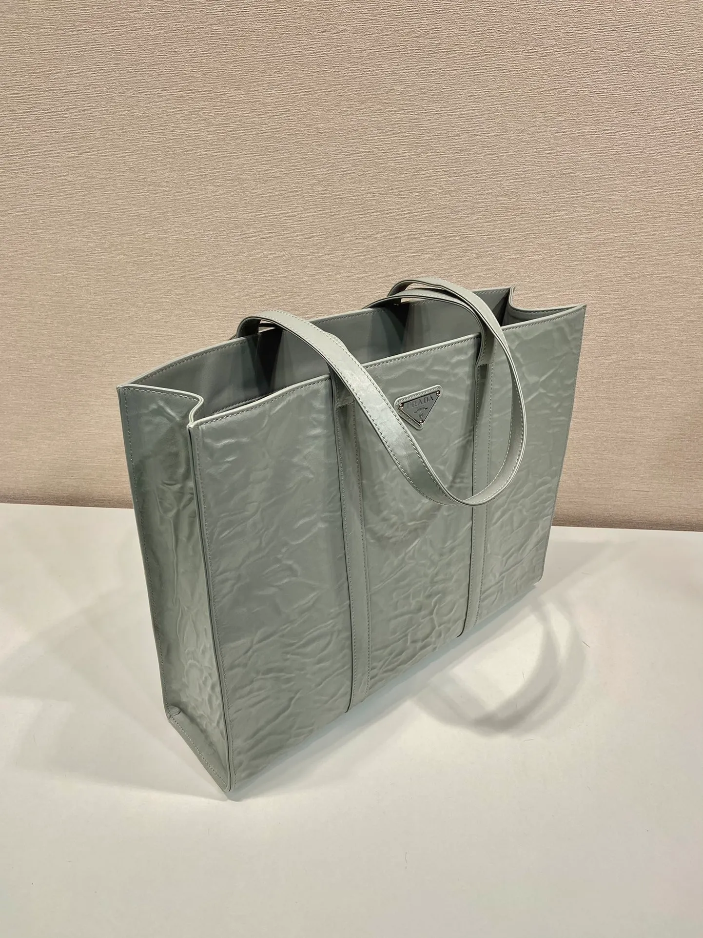 💰2000🎉New Tote Bag🎉1BG460🎉🎉 This casual style tote bag is made of natural textured glossy soft sheepskin. The hand-draped effect contrasts sharply with the concept of precise construction, reinterpreting unrestrained everyday objects. It has a very large capacity, is lightweight and practical, has a cool and handsome upper body effect, and is suitable for both men and women. If you like babies, hurry up and get it🎉🎉 Length 39x Height 31x Bottom 10cm