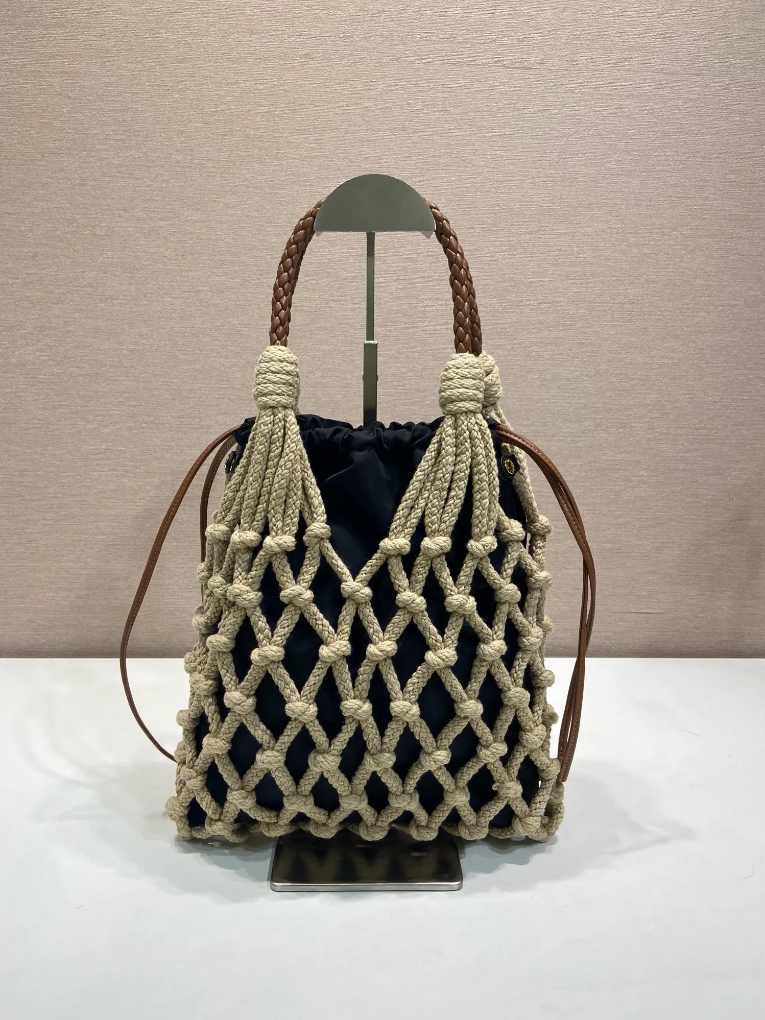 💰1060🎉New arrival🎉1BC111 weaving🎉🎉 The macramé design of this handmade cord bag is made of purely hand-woven and nylon fabrics, which embodies fresh elegance and a true sense of freedom. Braided leather handle, detachable leather pendant and metal hardware, detachable drawstring, 2-in-1 design, large capacity and very stylish. Hurry up and get it🎉🎉Inside nylon: length 29x height 35cm, outer woven bag: length 30x height 37cm