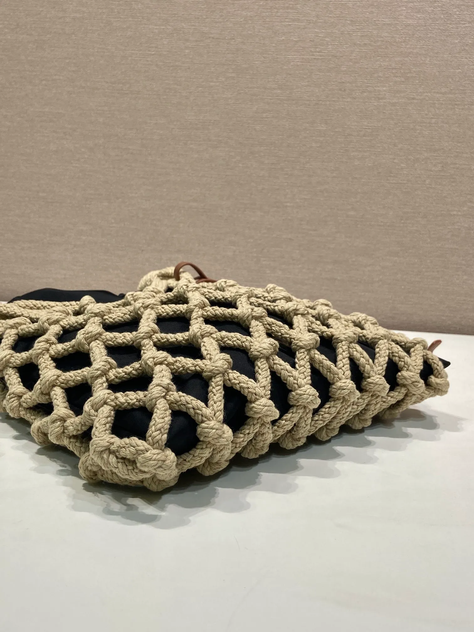 💰1060🎉New arrival🎉1BC111 weaving🎉🎉 The macramé design of this handmade cord bag is made of purely hand-woven and nylon fabrics, which embodies fresh elegance and a true sense of freedom. Braided leather handle, detachable leather pendant and metal hardware, detachable drawstring, 2-in-1 design, large capacity and very stylish. Hurry up and get it🎉🎉Inside nylon: length 29x height 35cm, outer woven bag: length 30x height 37cm