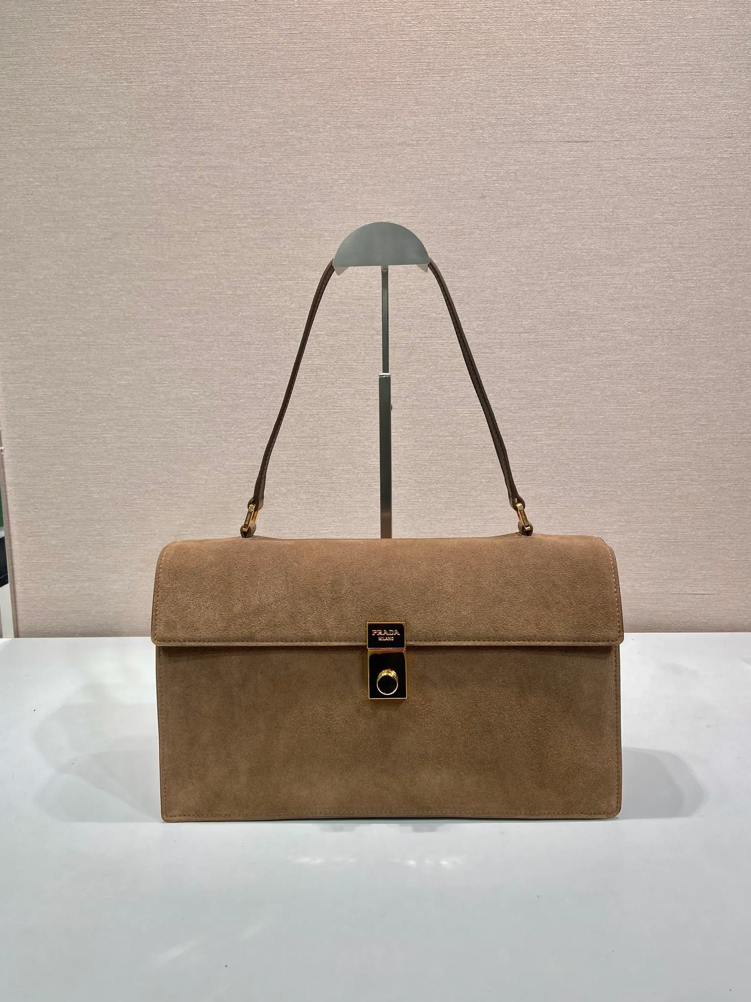 💰1500🎉New catwalk style🎉1BD378A suede leather🎉🎉 This new Soft Sound handbag is made of imported suede leather and soft sheepskin interior. It has ample space, is chic and versatile. The one-shoulder style has two compartments and can be carried by hand or on the shoulder. 😘Shows diverse and fashionable styles. The upper body effect is so classy, ​​I love it😘, it’s another popular model for internet celebrities, babies, hurry up and get it🎉🎉 Length 35x Height 19.5x Bottom 10.5cm🎉🎉🎉👏👏👏