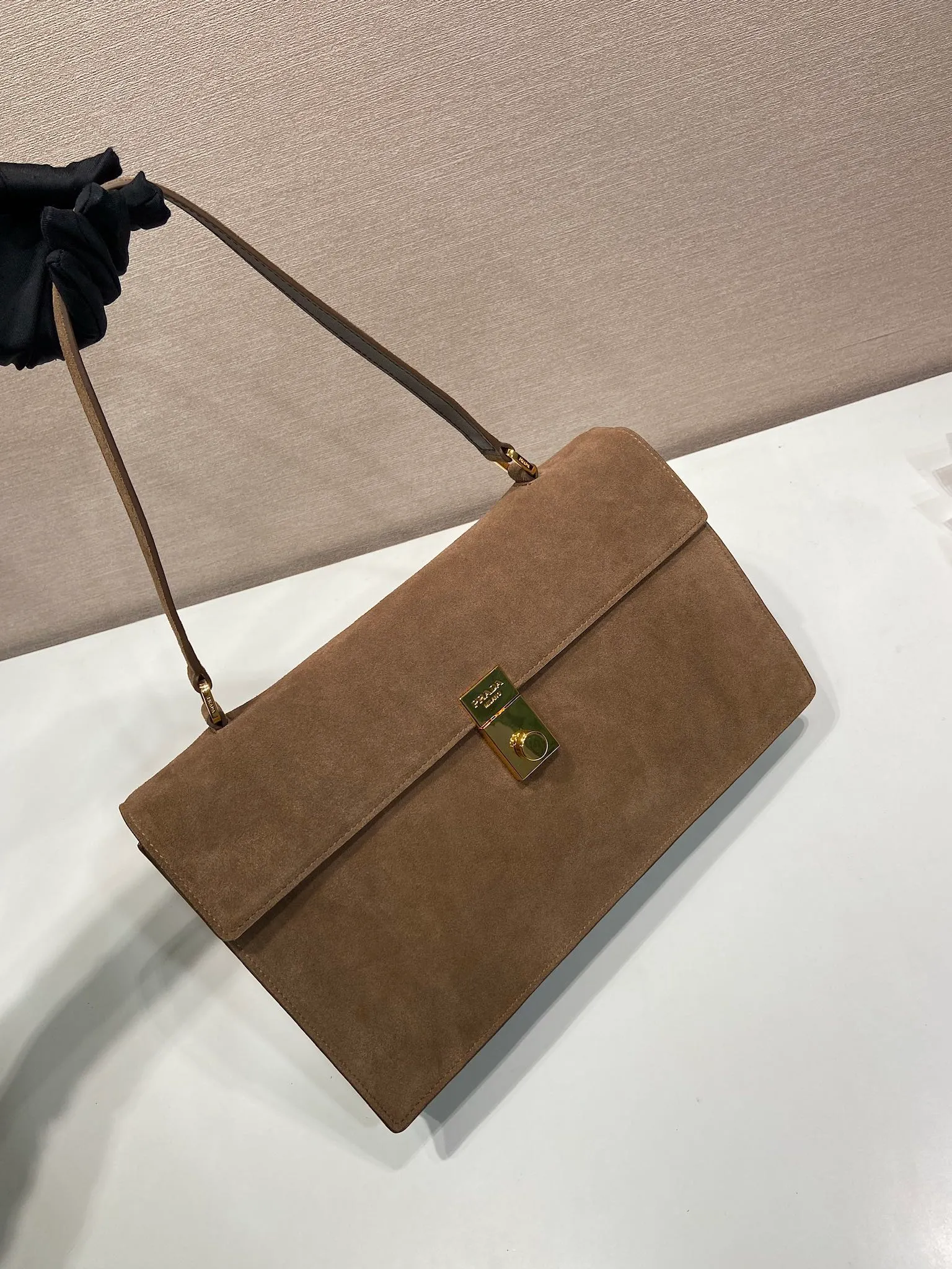 💰1500🎉New catwalk style🎉1BD378A suede leather🎉🎉 This new Soft Sound handbag is made of imported suede leather and soft sheepskin interior. It has ample space, is chic and versatile. The one-shoulder style has two compartments and can be carried by hand or on the shoulder. 😘Shows diverse and fashionable styles. The upper body effect is so classy, ​​I love it😘, it’s another popular model for internet celebrities, babies, hurry up and get it🎉🎉 Length 35x Height 19.5x Bottom 10.5cm🎉🎉🎉👏👏👏