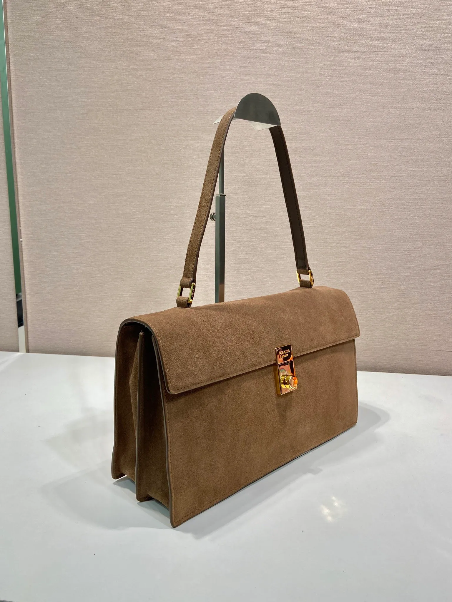 💰1500🎉New catwalk style🎉1BD378A suede leather🎉🎉 This new Soft Sound handbag is made of imported suede leather and soft sheepskin interior. It has ample space, is chic and versatile. The one-shoulder style has two compartments and can be carried by hand or on the shoulder. 😘Shows diverse and fashionable styles. The upper body effect is so classy, ​​I love it😘, it’s another popular model for internet celebrities, babies, hurry up and get it🎉🎉 Length 35x Height 19.5x Bottom 10.5cm🎉🎉🎉👏👏👏