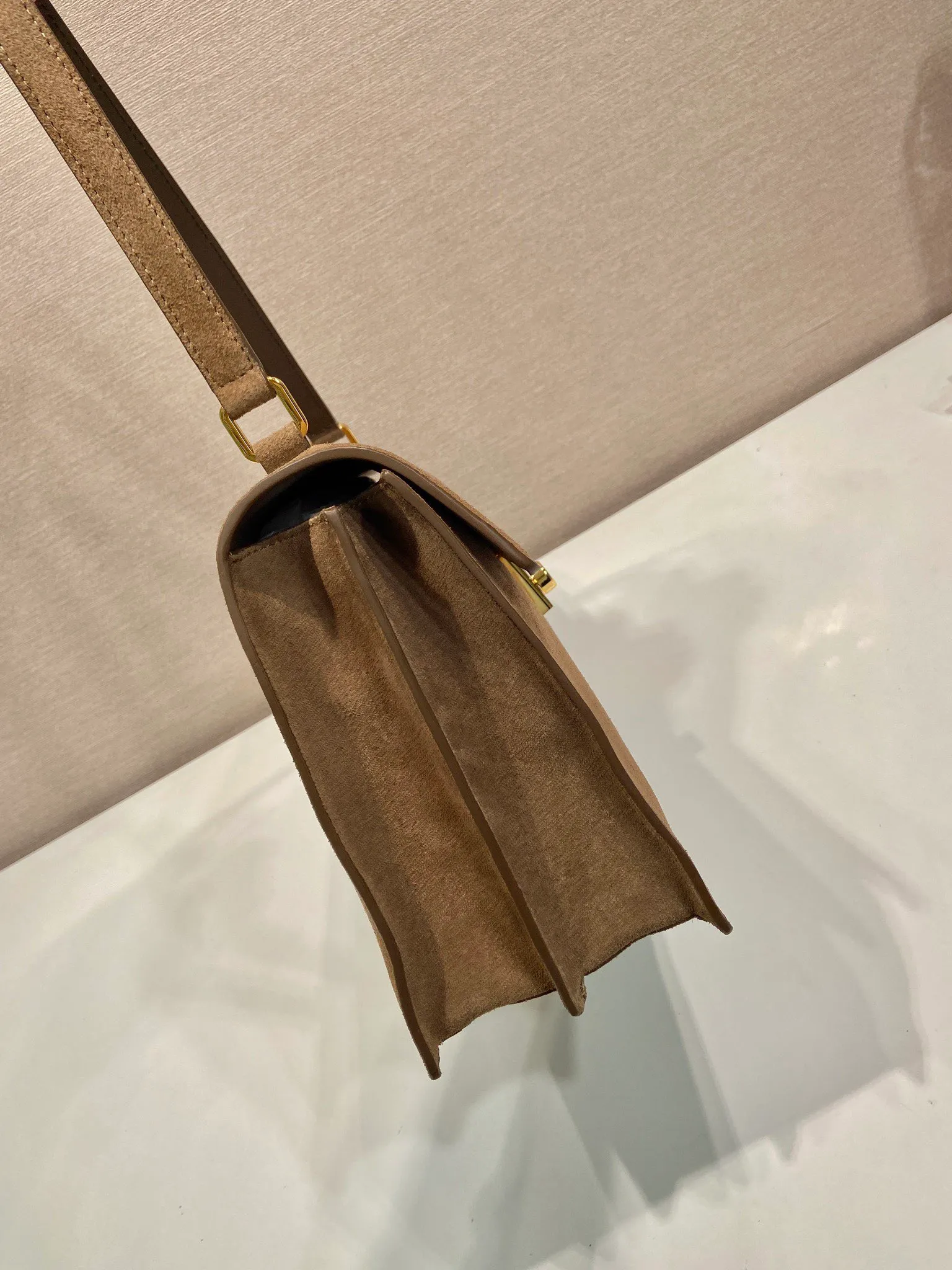 💰1500🎉New catwalk style🎉1BD378A suede leather🎉🎉 This new Soft Sound handbag is made of imported suede leather and soft sheepskin interior. It has ample space, is chic and versatile. The one-shoulder style has two compartments and can be carried by hand or on the shoulder. 😘Shows diverse and fashionable styles. The upper body effect is so classy, ​​I love it😘, it’s another popular model for internet celebrities, babies, hurry up and get it🎉🎉 Length 35x Height 19.5x Bottom 10.5cm🎉🎉🎉👏👏👏