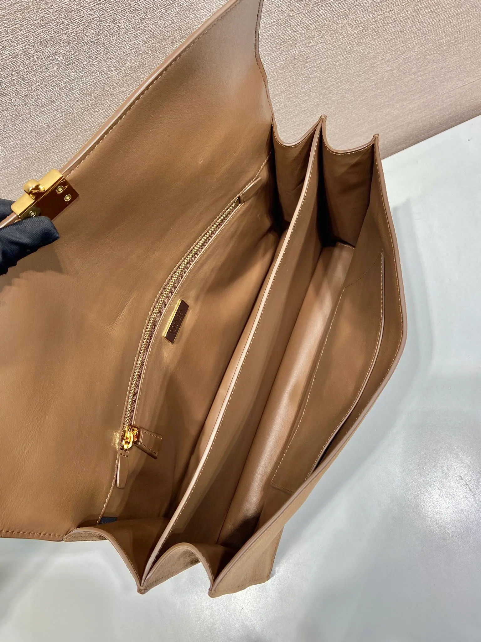 💰1500🎉New catwalk style🎉1BD378A suede leather🎉🎉 This new Soft Sound handbag is made of imported suede leather and soft sheepskin interior. It has ample space, is chic and versatile. The one-shoulder style has two compartments and can be carried by hand or on the shoulder. 😘Shows diverse and fashionable styles. The upper body effect is so classy, ​​I love it😘, it’s another popular model for internet celebrities, babies, hurry up and get it🎉🎉 Length 35x Height 19.5x Bottom 10.5cm🎉🎉🎉👏👏👏