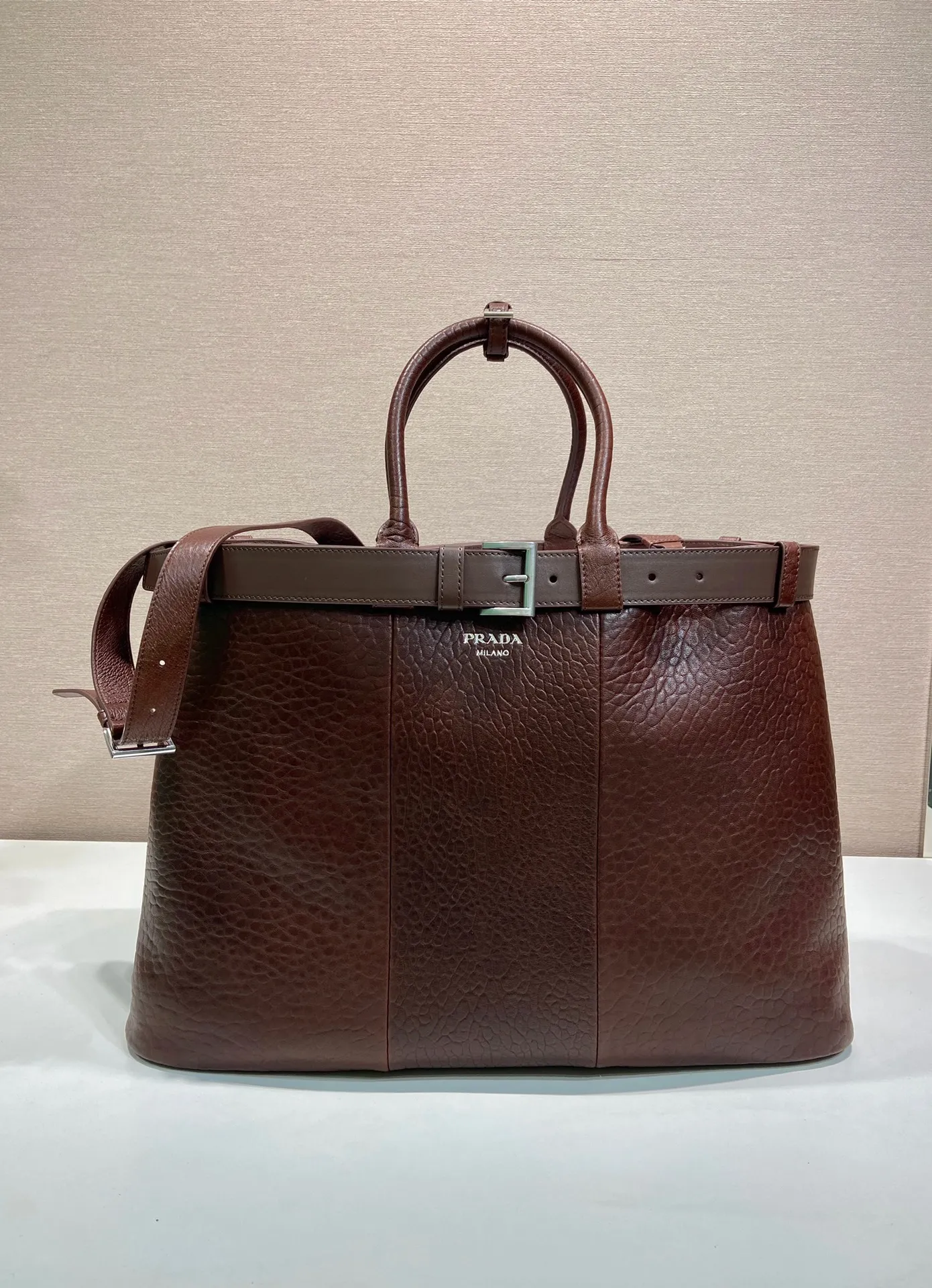 💰2360🎉New men's bag🎉1BG126 extra large bubble sheepskin🎉🎉 This handbag is made of bubble sheepskin. The interior is equipped with imported soft sheepskin, a three-layer design, and a detachable/adjustable long shoulder strap. It has a modern and simple style and incorporates exquisite and delicate details. Simple and elegant, fashionable and practical, it is an eternal hit. Babies, the extra large size 48cm you have longed for has arrived😘 Hurry up and get it🎉🎉 Length 48x Height 34x Bottom 18cm🎉🎉🎉👏👏👏