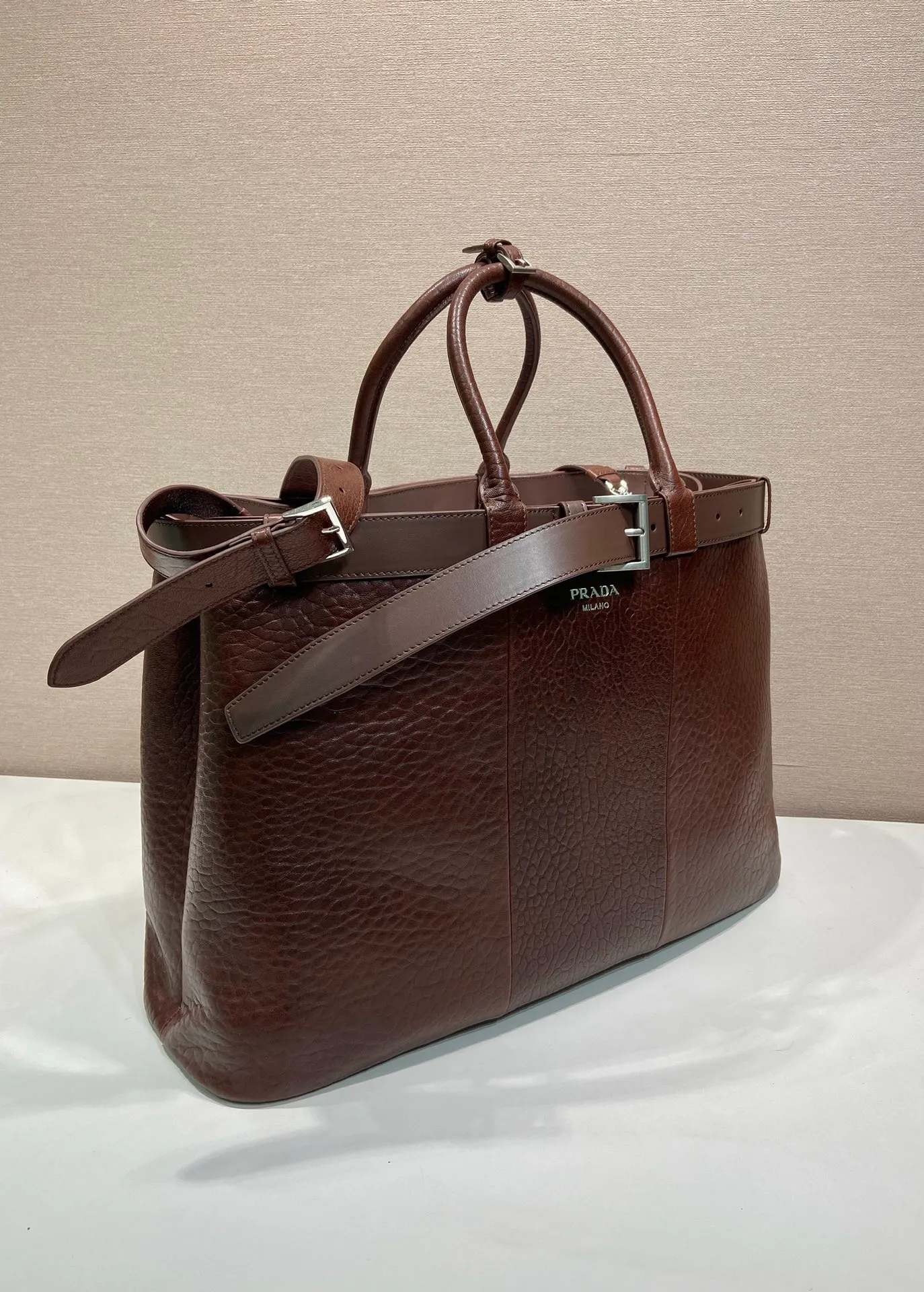 💰2360🎉New men's bag🎉1BG126 extra large bubble sheepskin🎉🎉 This handbag is made of bubble sheepskin. The interior is equipped with imported soft sheepskin, a three-layer design, and a detachable/adjustable long shoulder strap. It has a modern and simple style and incorporates exquisite and delicate details. Simple and elegant, fashionable and practical, it is an eternal hit. Babies, the extra large size 48cm you have longed for has arrived😘 Hurry up and get it🎉🎉 Length 48x Height 34x Bottom 18cm🎉🎉🎉👏👏👏