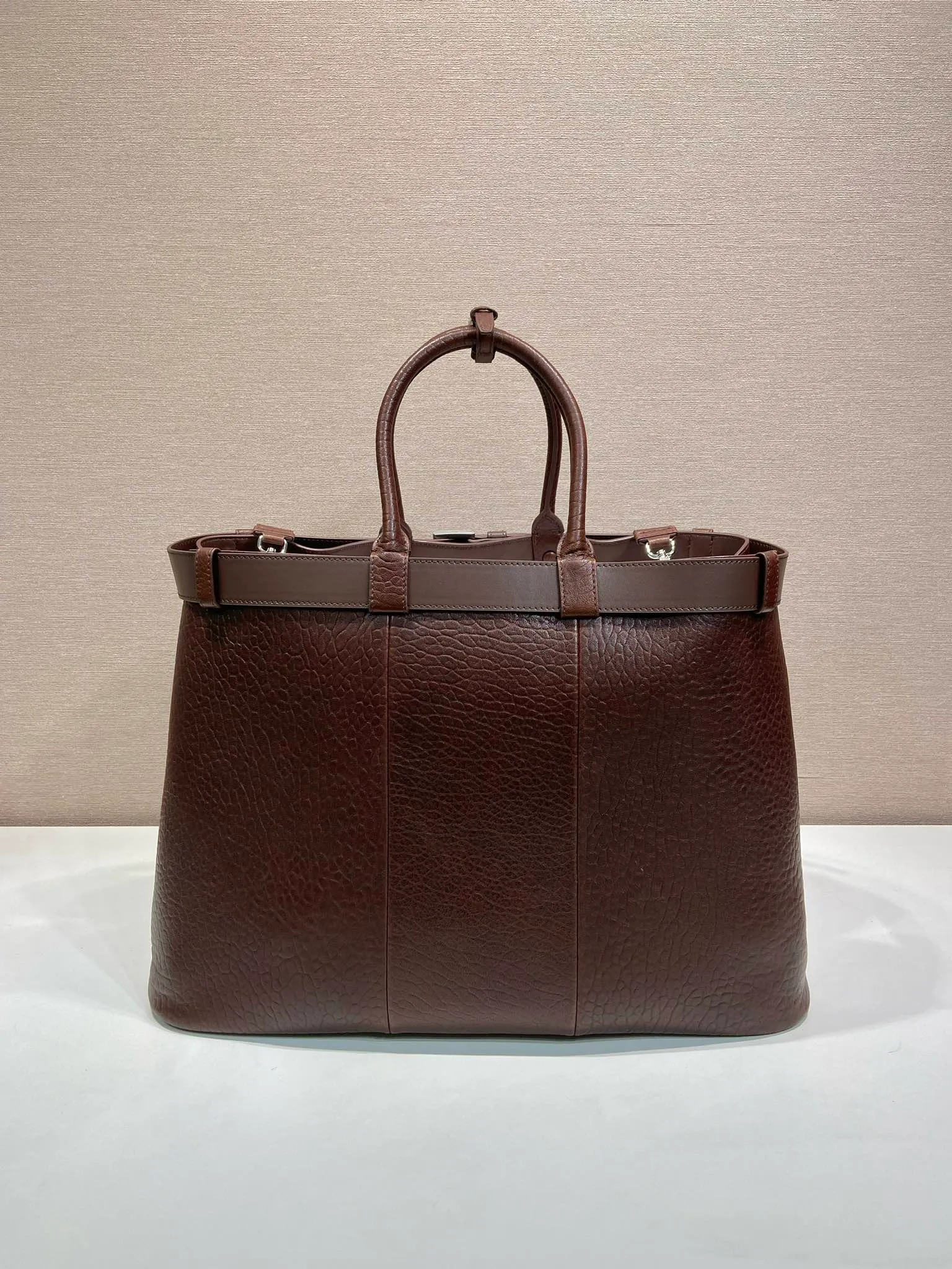 💰2360🎉New men's bag🎉1BG126 extra large bubble sheepskin🎉🎉 This handbag is made of bubble sheepskin. The interior is equipped with imported soft sheepskin, a three-layer design, and a detachable/adjustable long shoulder strap. It has a modern and simple style and incorporates exquisite and delicate details. Simple and elegant, fashionable and practical, it is an eternal hit. Babies, the extra large size 48cm you have longed for has arrived😘 Hurry up and get it🎉🎉 Length 48x Height 34x Bottom 18cm🎉🎉🎉👏👏👏