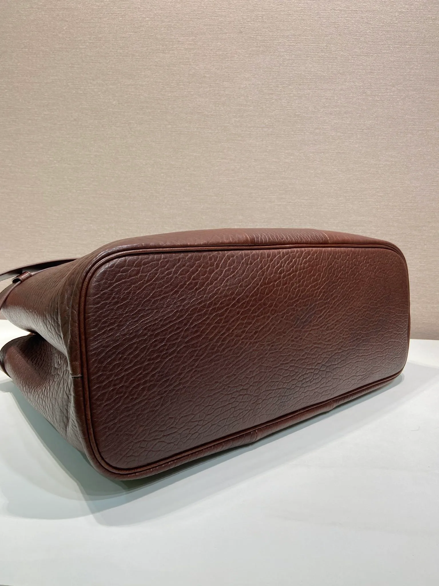 💰2360🎉New men's bag🎉1BG126 extra large bubble sheepskin🎉🎉 This handbag is made of bubble sheepskin. The interior is equipped with imported soft sheepskin, a three-layer design, and a detachable/adjustable long shoulder strap. It has a modern and simple style and incorporates exquisite and delicate details. Simple and elegant, fashionable and practical, it is an eternal hit. Babies, the extra large size 48cm you have longed for has arrived😘 Hurry up and get it🎉🎉 Length 48x Height 34x Bottom 18cm🎉🎉🎉👏👏👏
