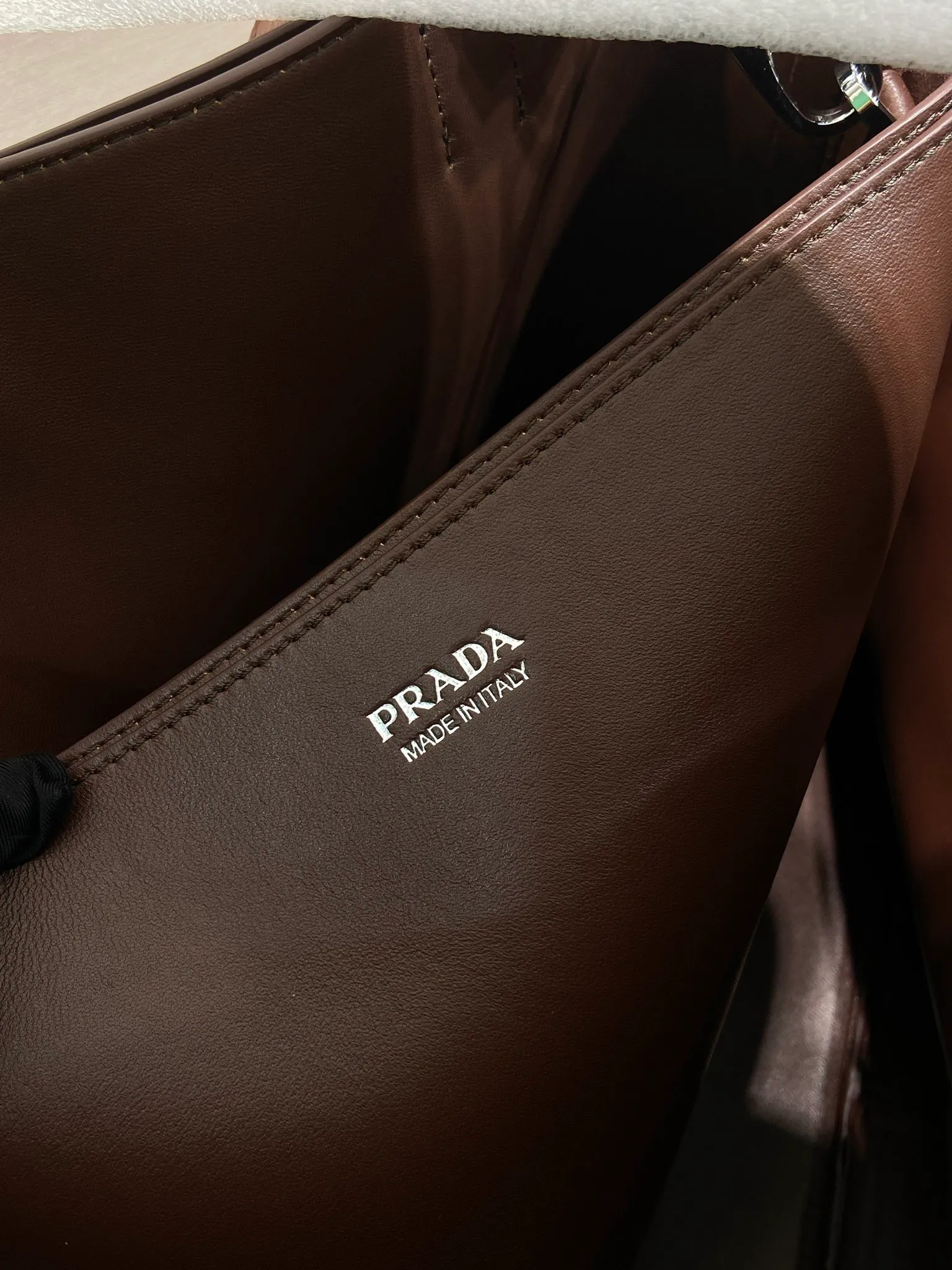 💰2360🎉New men's bag🎉1BG126 extra large bubble sheepskin🎉🎉 This handbag is made of bubble sheepskin. The interior is equipped with imported soft sheepskin, a three-layer design, and a detachable/adjustable long shoulder strap. It has a modern and simple style and incorporates exquisite and delicate details. Simple and elegant, fashionable and practical, it is an eternal hit. Babies, the extra large size 48cm you have longed for has arrived😘 Hurry up and get it🎉🎉 Length 48x Height 34x Bottom 18cm🎉🎉🎉👏👏👏
