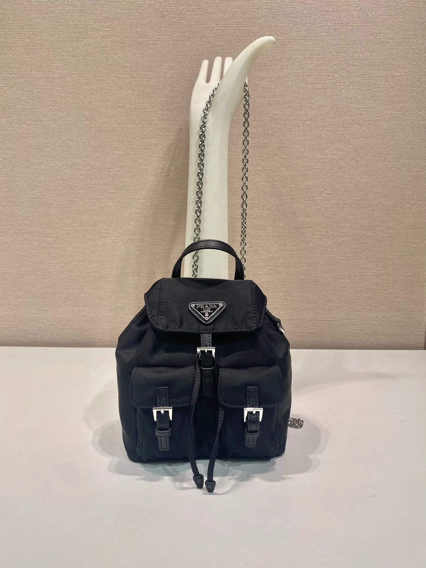 💰860🎉Mini Backpack🎉1BH029 Upgraded Version🎉🎉 This universal backpack with simple lines can be transformed into a handbag through the detachable shoulder strap, highlighting its practicality. Detachable chain shoulder strap, front flap pocket with buckle, super cute😍The capacity is practical. It is another grass planted permanently by Internet celebrities. Hurry up and get it🎉🎉Length 17xHeight 18.5xBottom 8cm🎉🎉🎉👏👏👏