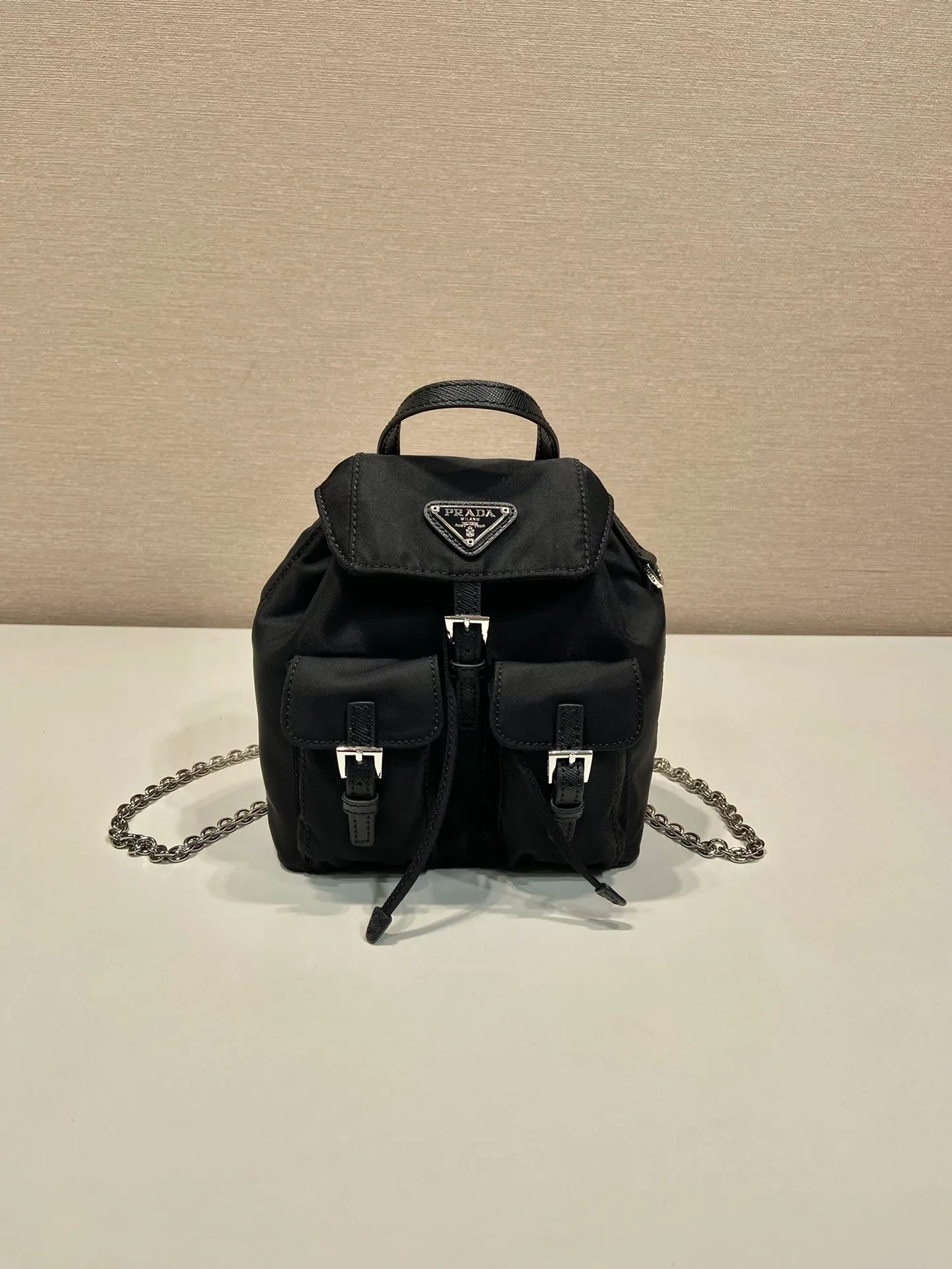 💰860🎉Mini Backpack🎉1BH029 Upgraded Version🎉🎉 This universal backpack with simple lines can be transformed into a handbag through the detachable shoulder strap, highlighting its practicality. Detachable chain shoulder strap, front flap pocket with buckle, super cute😍The capacity is practical. It is another grass planted permanently by Internet celebrities. Hurry up and get it🎉🎉Length 17xHeight 18.5xBottom 8cm🎉🎉🎉👏👏👏