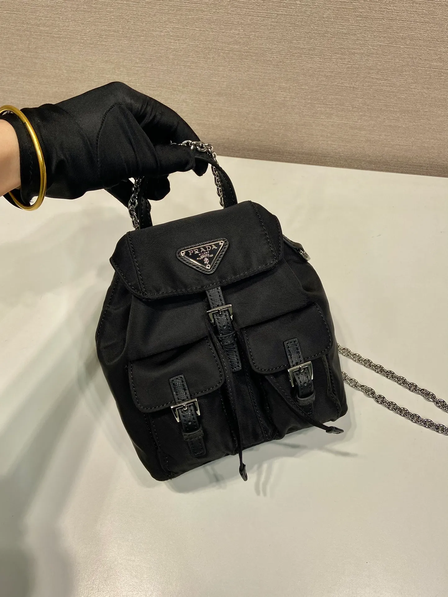 💰860🎉Mini Backpack🎉1BH029 Upgraded Version🎉🎉 This universal backpack with simple lines can be transformed into a handbag through the detachable shoulder strap, highlighting its practicality. Detachable chain shoulder strap, front flap pocket with buckle, super cute😍The capacity is practical. It is another grass planted permanently by Internet celebrities. Hurry up and get it🎉🎉Length 17xHeight 18.5xBottom 8cm🎉🎉🎉👏👏👏