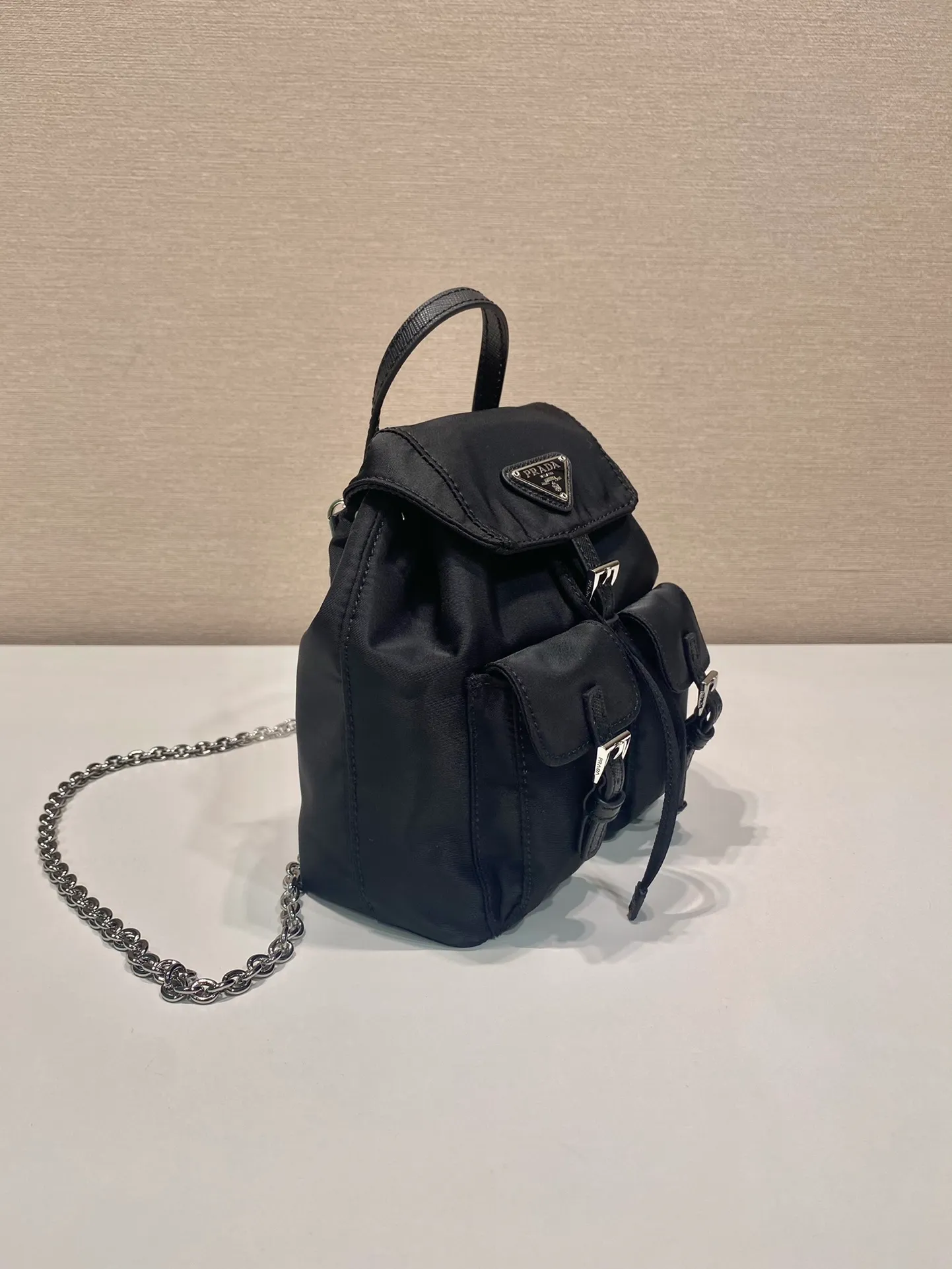 💰860🎉Mini Backpack🎉1BH029 Upgraded Version🎉🎉 This universal backpack with simple lines can be transformed into a handbag through the detachable shoulder strap, highlighting its practicality. Detachable chain shoulder strap, front flap pocket with buckle, super cute😍The capacity is practical. It is another grass planted permanently by Internet celebrities. Hurry up and get it🎉🎉Length 17xHeight 18.5xBottom 8cm🎉🎉🎉👏👏👏