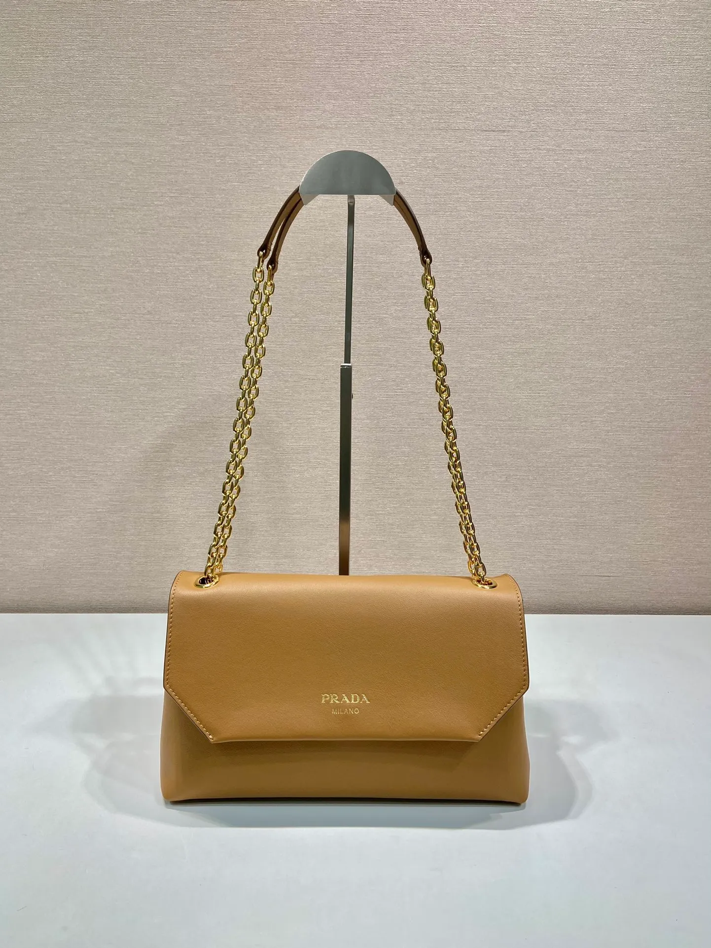💰1720🎉New small size🎉1BD371 women's model🎉🎉 This new women's bag is made of imported calfskin with imported lambskin inside. With a flip-top design, the iron strap can be lengthened or shortened, and can be carried on the shoulder or across the body. It can be exchanged on different occasions, the space is large, and the upper body effect is very beautiful👍👍Hurry up and get it, it is worth owning. 👏👏 Length 29x Height 16x Bottom 9.5cm👏👏👏🎉🎉🎉