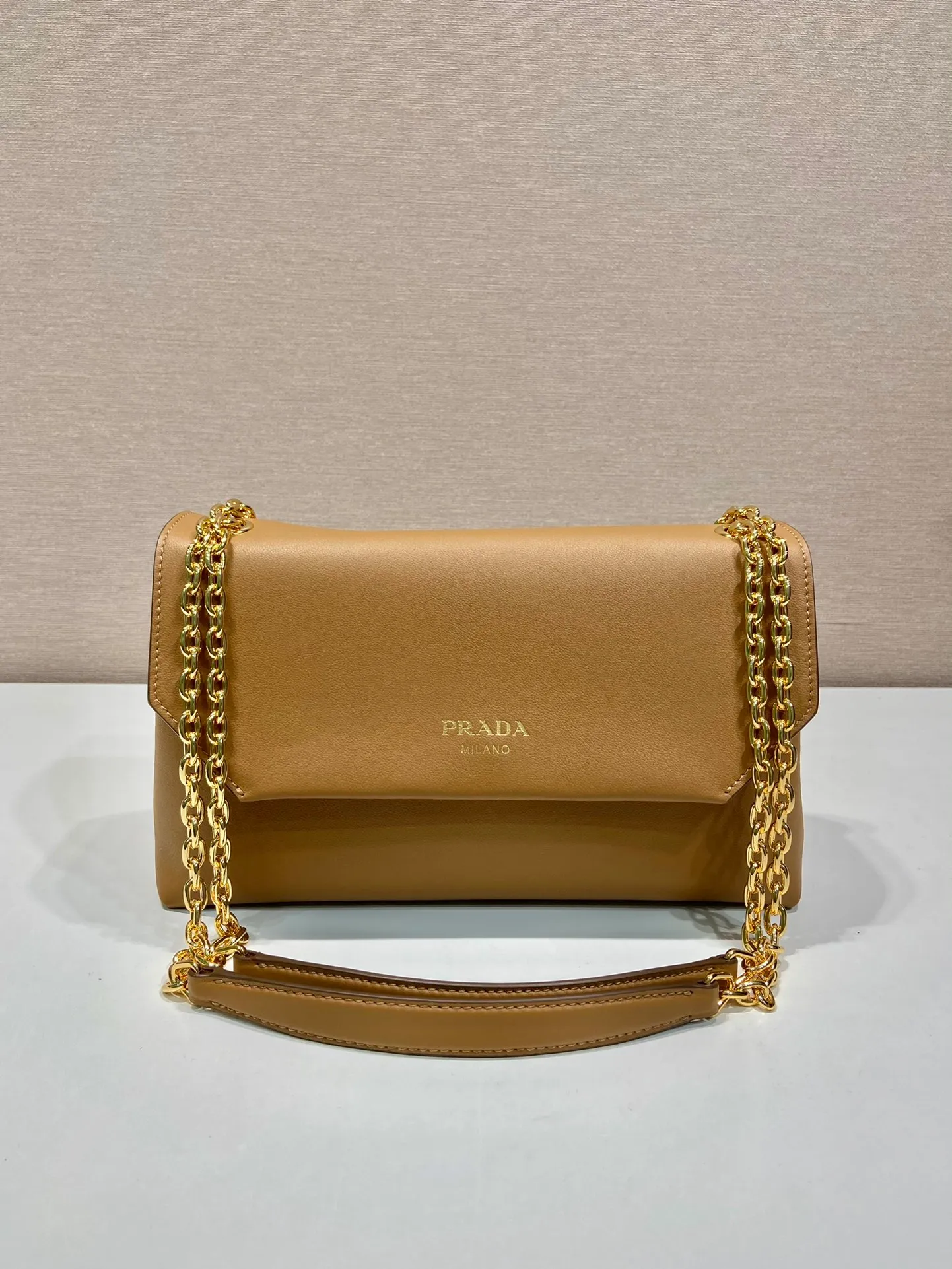 💰1720🎉New small size🎉1BD371 women's model🎉🎉 This new women's bag is made of imported calfskin with imported lambskin inside. With a flip-top design, the iron strap can be lengthened or shortened, and can be carried on the shoulder or across the body. It can be exchanged on different occasions, the space is large, and the upper body effect is very beautiful👍👍Hurry up and get it, it is worth owning. 👏👏 Length 29x Height 16x Bottom 9.5cm👏👏👏🎉🎉🎉