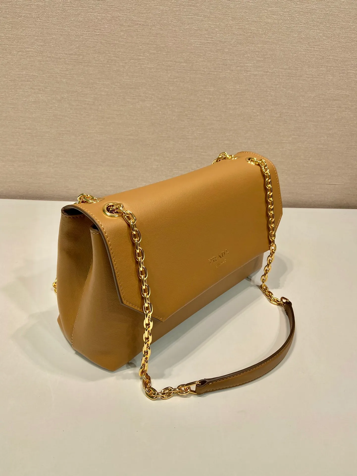 💰1720🎉New small size🎉1BD371 women's model🎉🎉 This new women's bag is made of imported calfskin with imported lambskin inside. With a flip-top design, the iron strap can be lengthened or shortened, and can be carried on the shoulder or across the body. It can be exchanged on different occasions, the space is large, and the upper body effect is very beautiful👍👍Hurry up and get it, it is worth owning. 👏👏 Length 29x Height 16x Bottom 9.5cm👏👏👏🎉🎉🎉