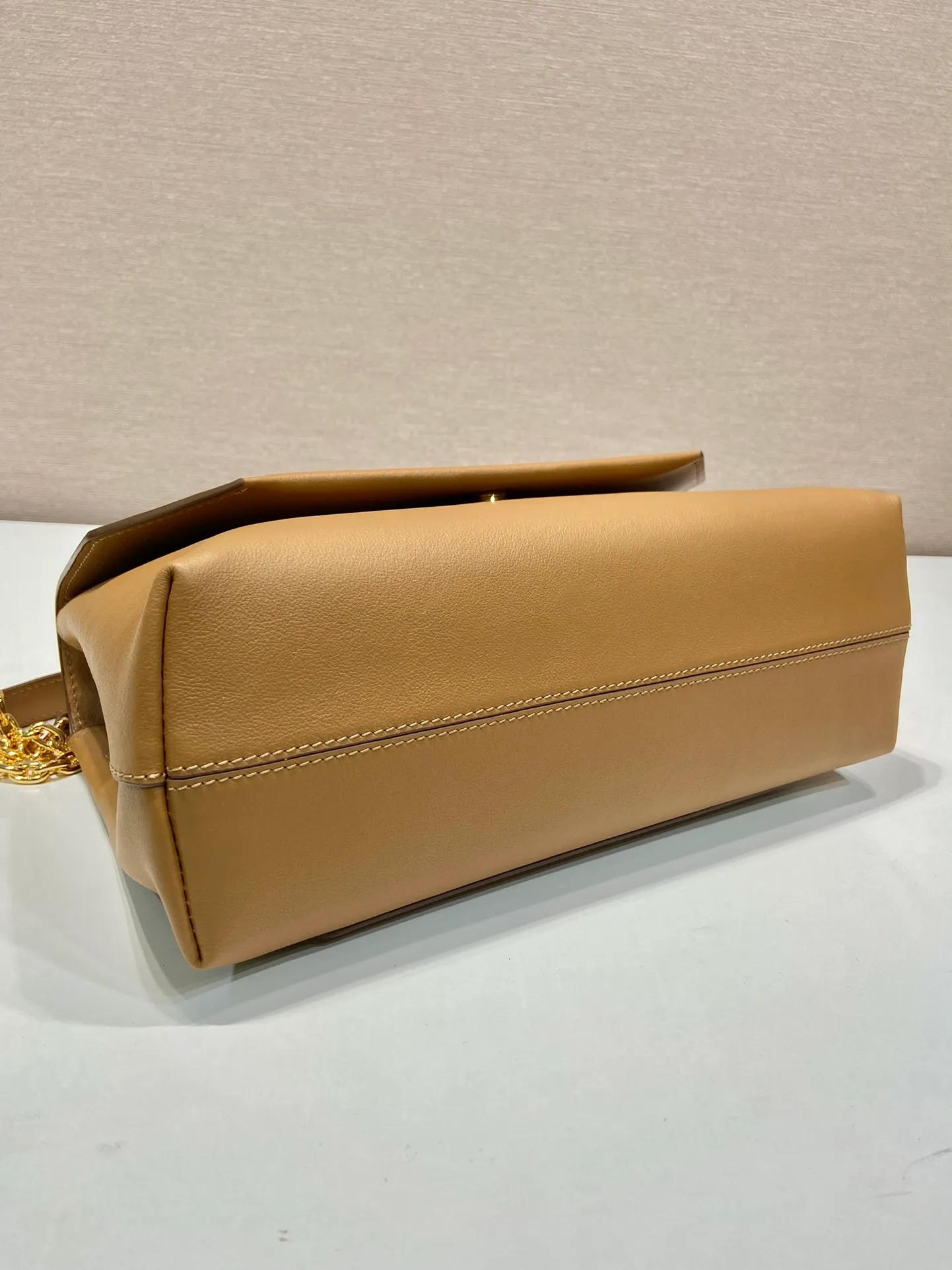 💰1720🎉New small size🎉1BD371 women's model🎉🎉 This new women's bag is made of imported calfskin with imported lambskin inside. With a flip-top design, the iron strap can be lengthened or shortened, and can be carried on the shoulder or across the body. It can be exchanged on different occasions, the space is large, and the upper body effect is very beautiful👍👍Hurry up and get it, it is worth owning. 👏👏 Length 29x Height 16x Bottom 9.5cm👏👏👏🎉🎉🎉
